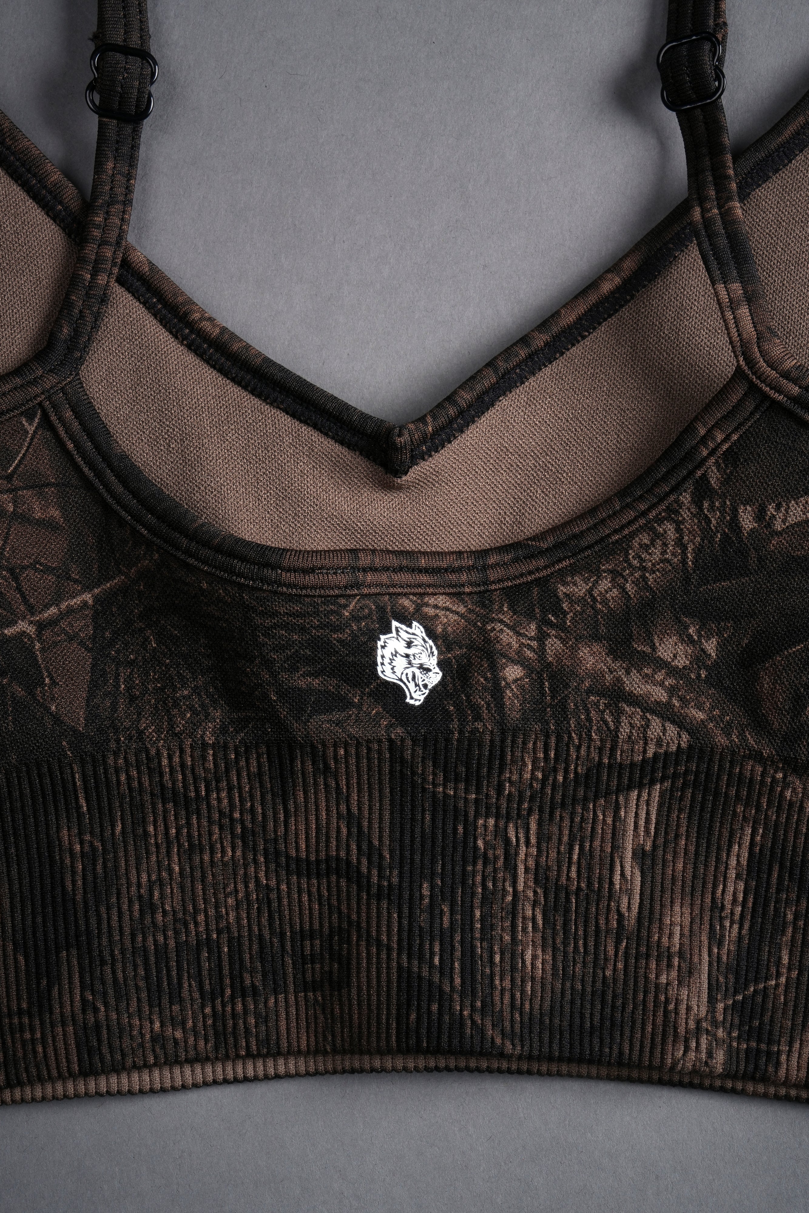 Hesh Forever "Everson Seamless" Sports Bra in Brown Driftwood Forest Camo — imagem 9