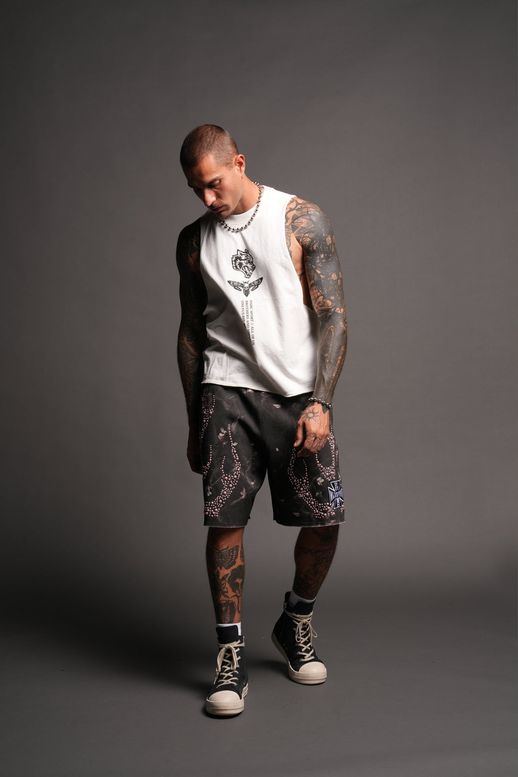 Big Wolf Head Grunge Raw Hem Box Cut Tommy Muscle Tee In Cream - imagem 5