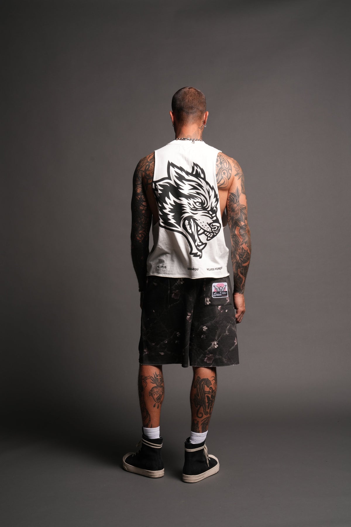 Big Wolf Head Grunge Raw Hem Box Cut Tommy Muscle Tee In Cream - imagem 6