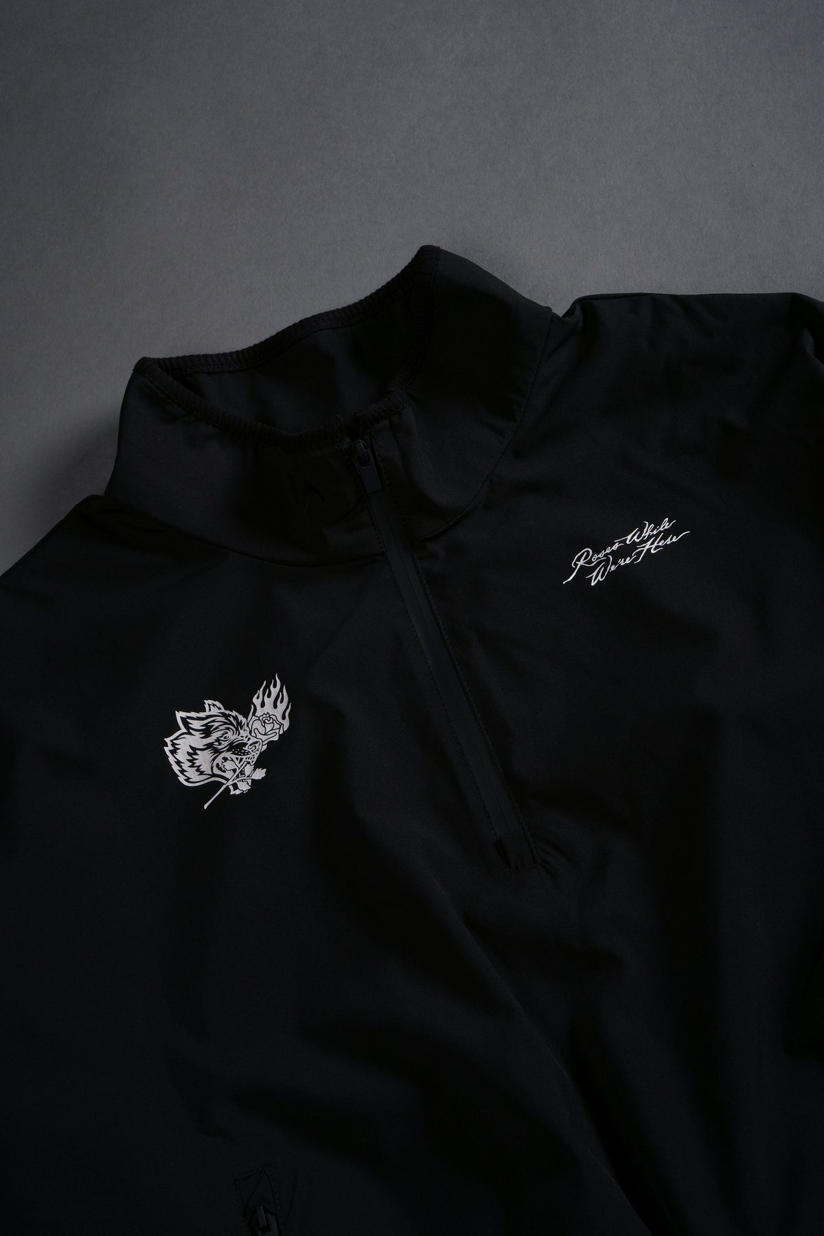 Roses While We're Here Cropped Zip Mockneck Sweater in Black - imagem 3