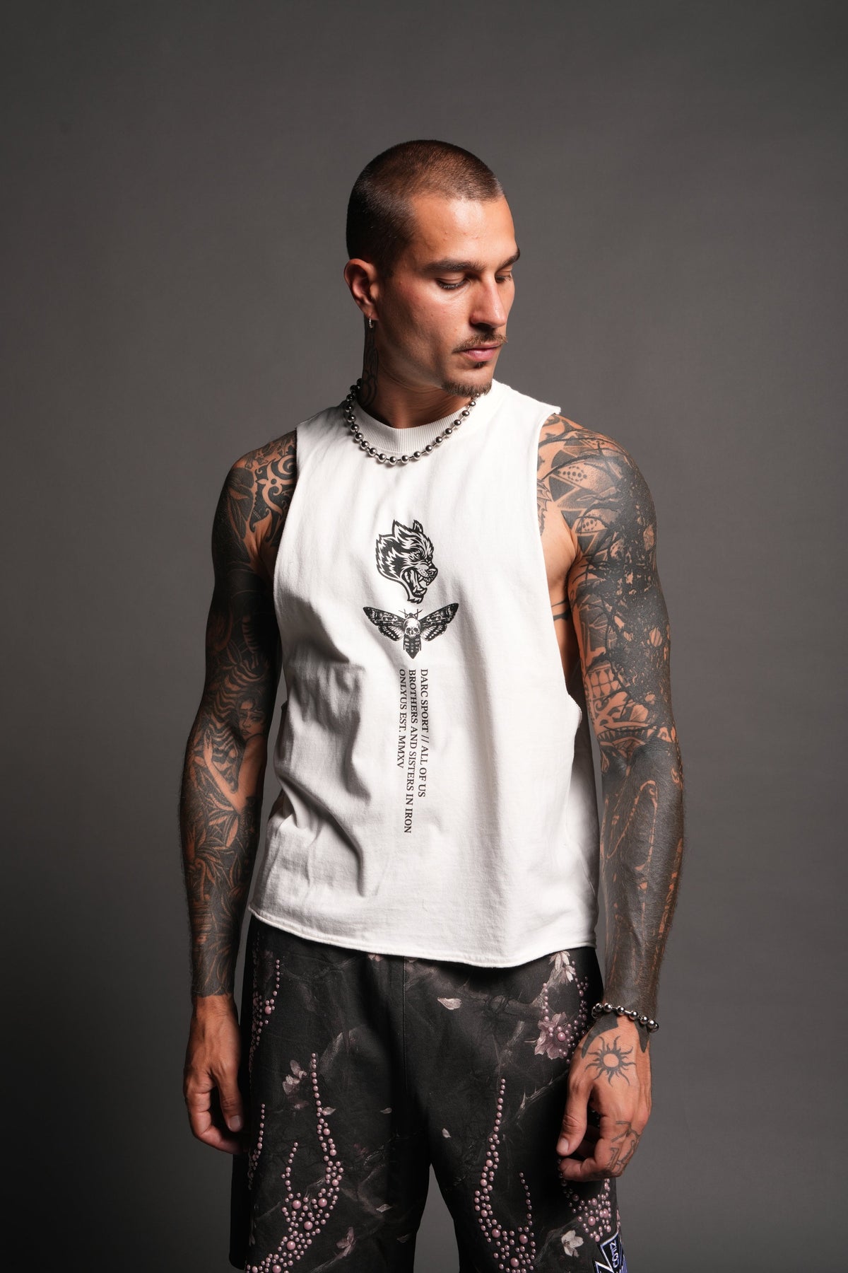 Big Wolf Head Grunge Raw Hem Box Cut Tommy Muscle Tee In Cream - imagem 4