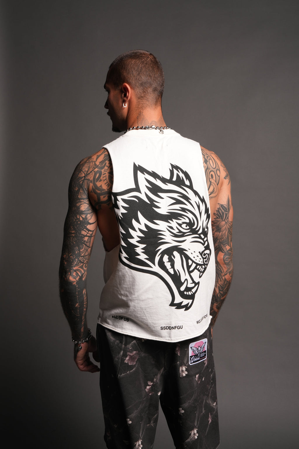 Big Wolf Head Grunge Raw Hem Box Cut Tommy Muscle Tee In Cream - imagem 2