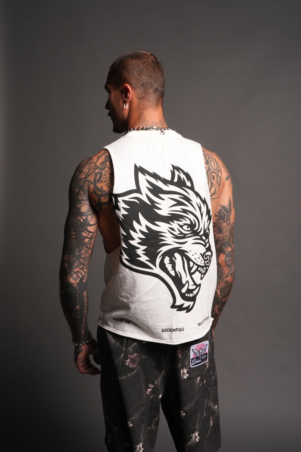 Big Wolf Head Grunge Raw Hem Box Cut Tommy Muscle Tee In Cream - imagem 2
