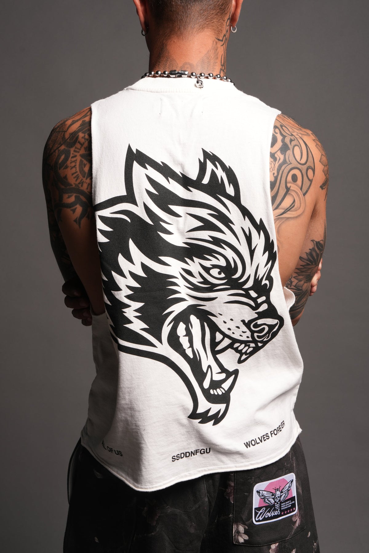 Big Wolf Head Grunge Raw Hem Box Cut Tommy Muscle Tee In Cream - imagem 8