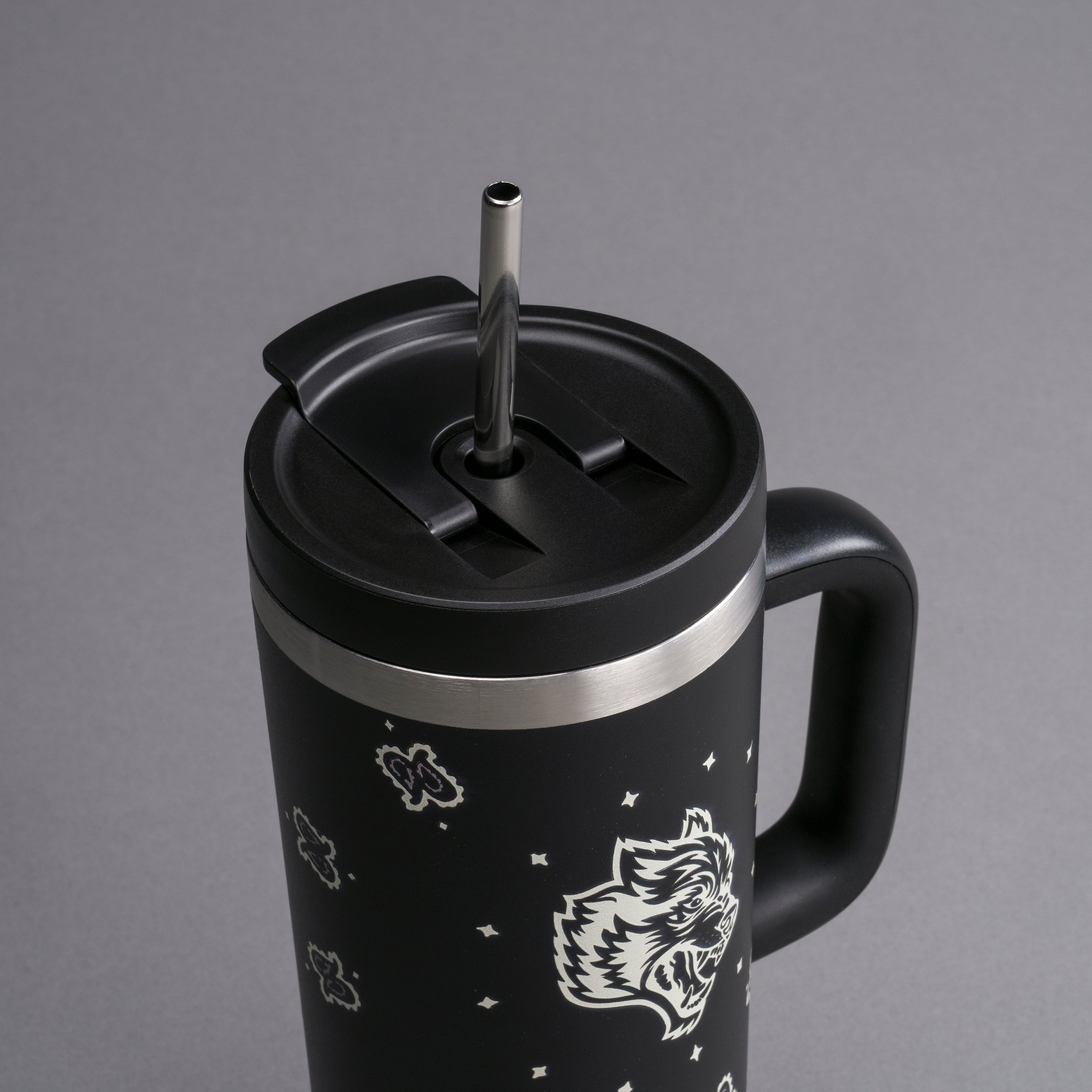 Western Wolf Travel Tumbler in Black — imagem 4