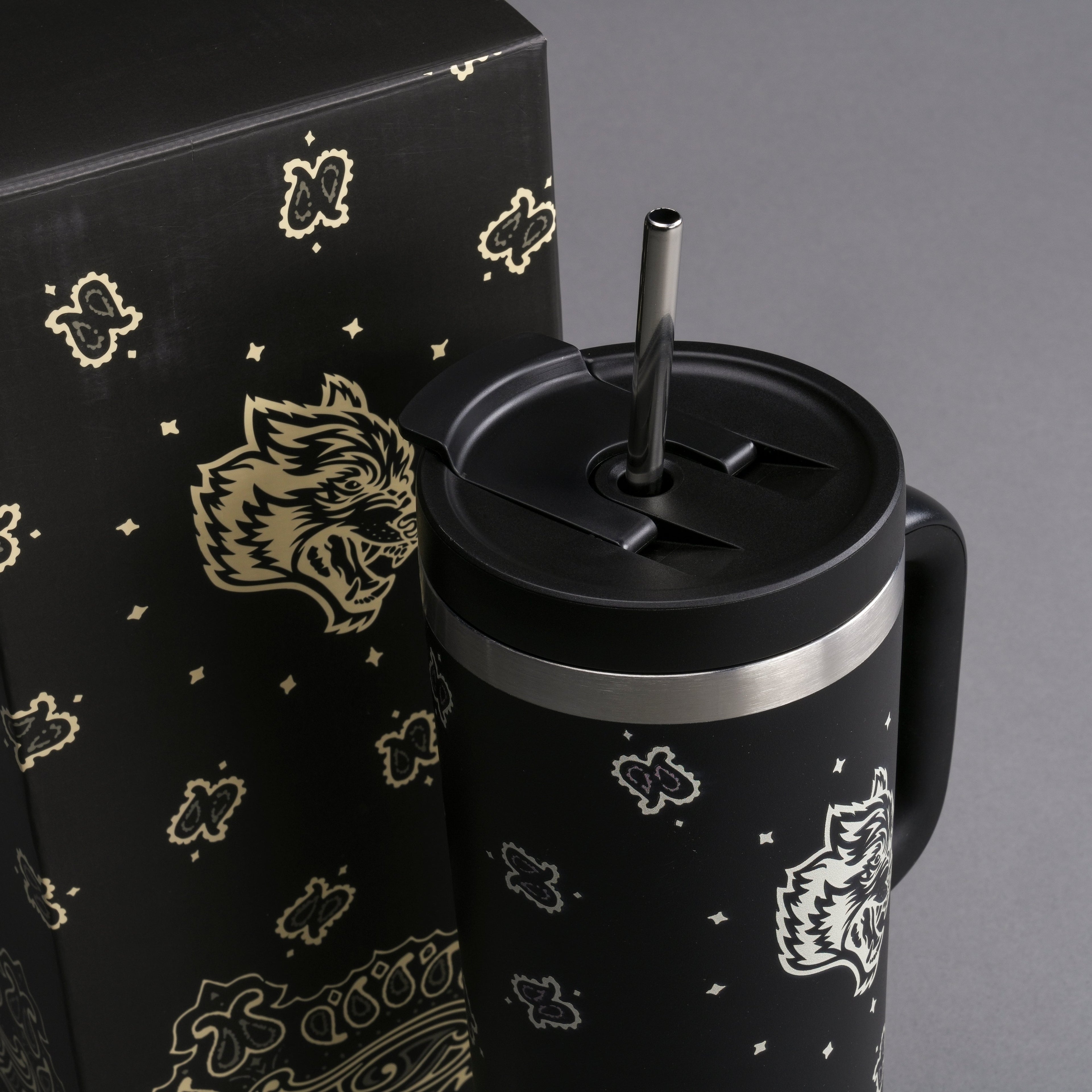 Western Wolf Travel Tumbler in Black — imagem 6