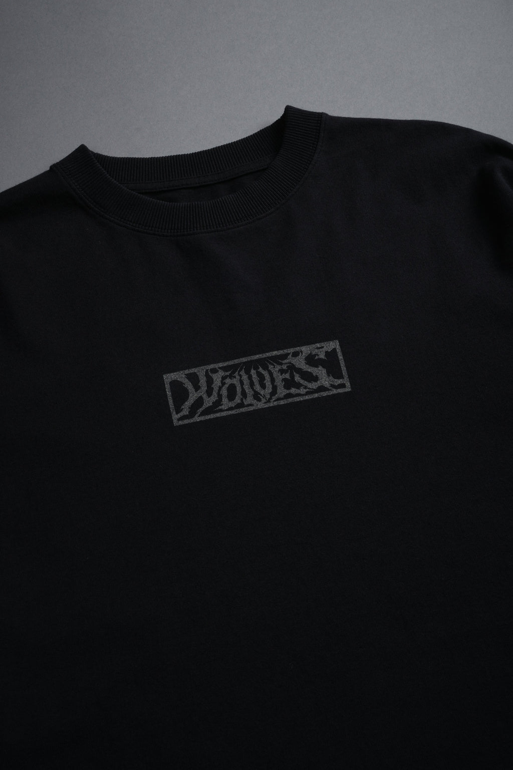 Wolves Valor Grunge Mid Length Raw Hem Ls Tee in Black — imagem 10