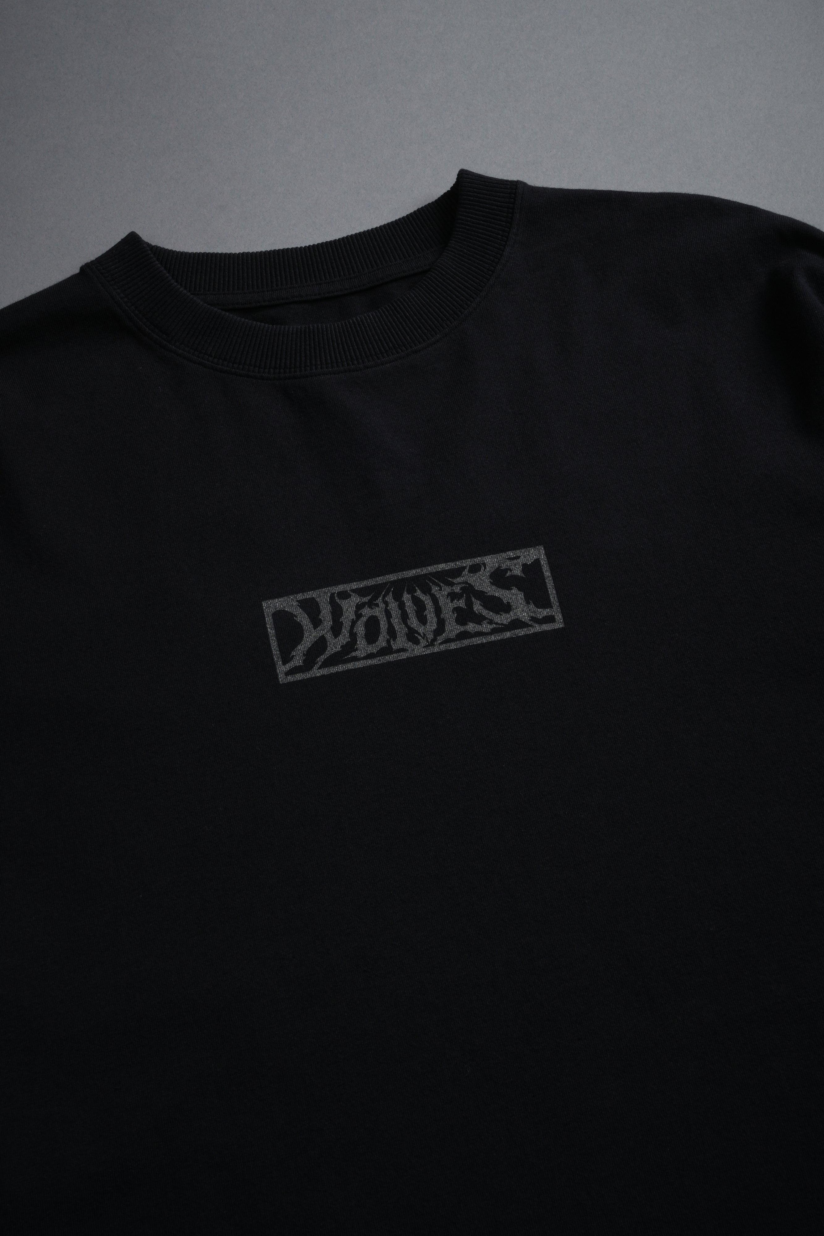 Wolves Valor Grunge Mid Length Raw Hem Ls Tee in Black — imagem 10