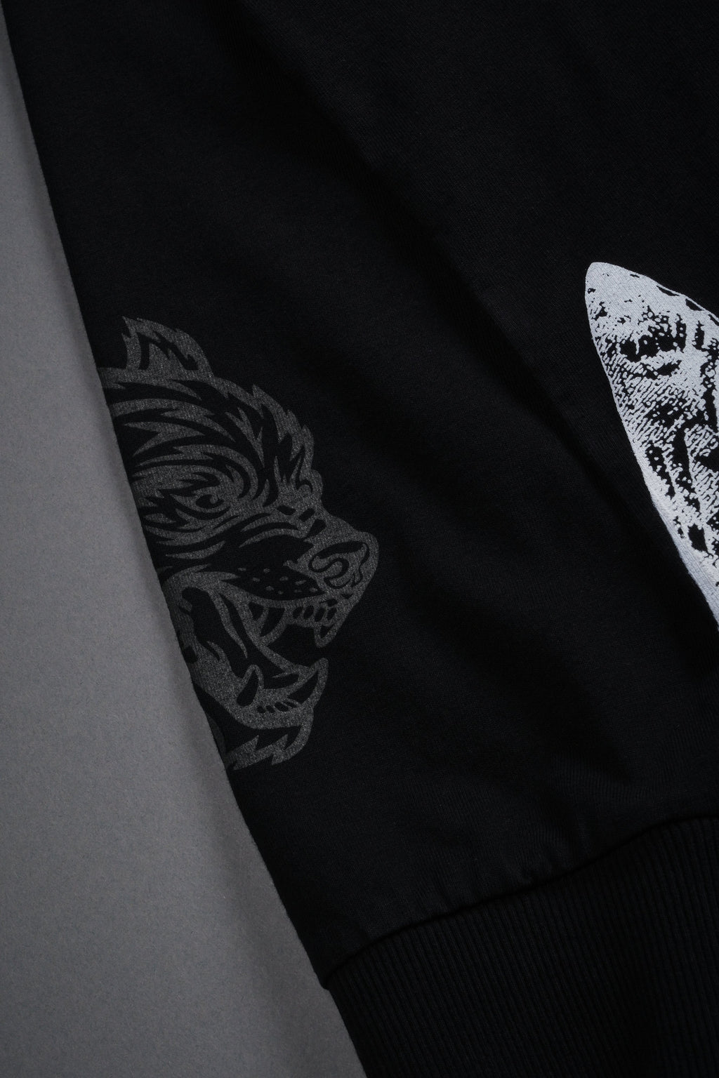 Wolves Valor Grunge Mid Length Raw Hem Ls Tee in Black — imagem 11