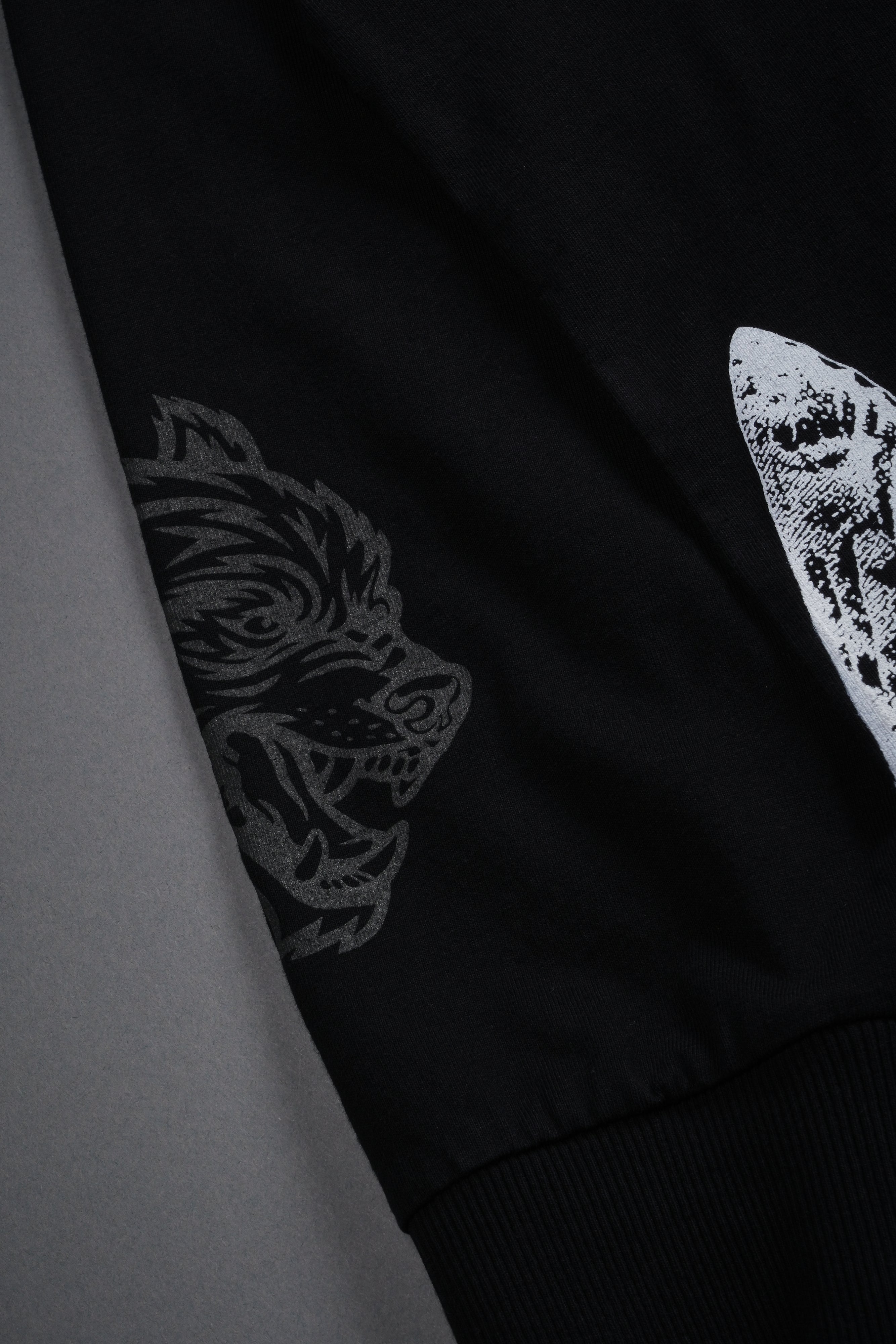 Wolves Valor Grunge Mid Length Raw Hem Ls Tee in Black — imagem 11