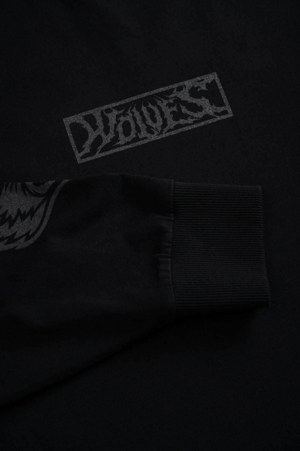 Wolves Valor Grunge Mid Length Raw Hem Ls Tee in Black — imagem 12