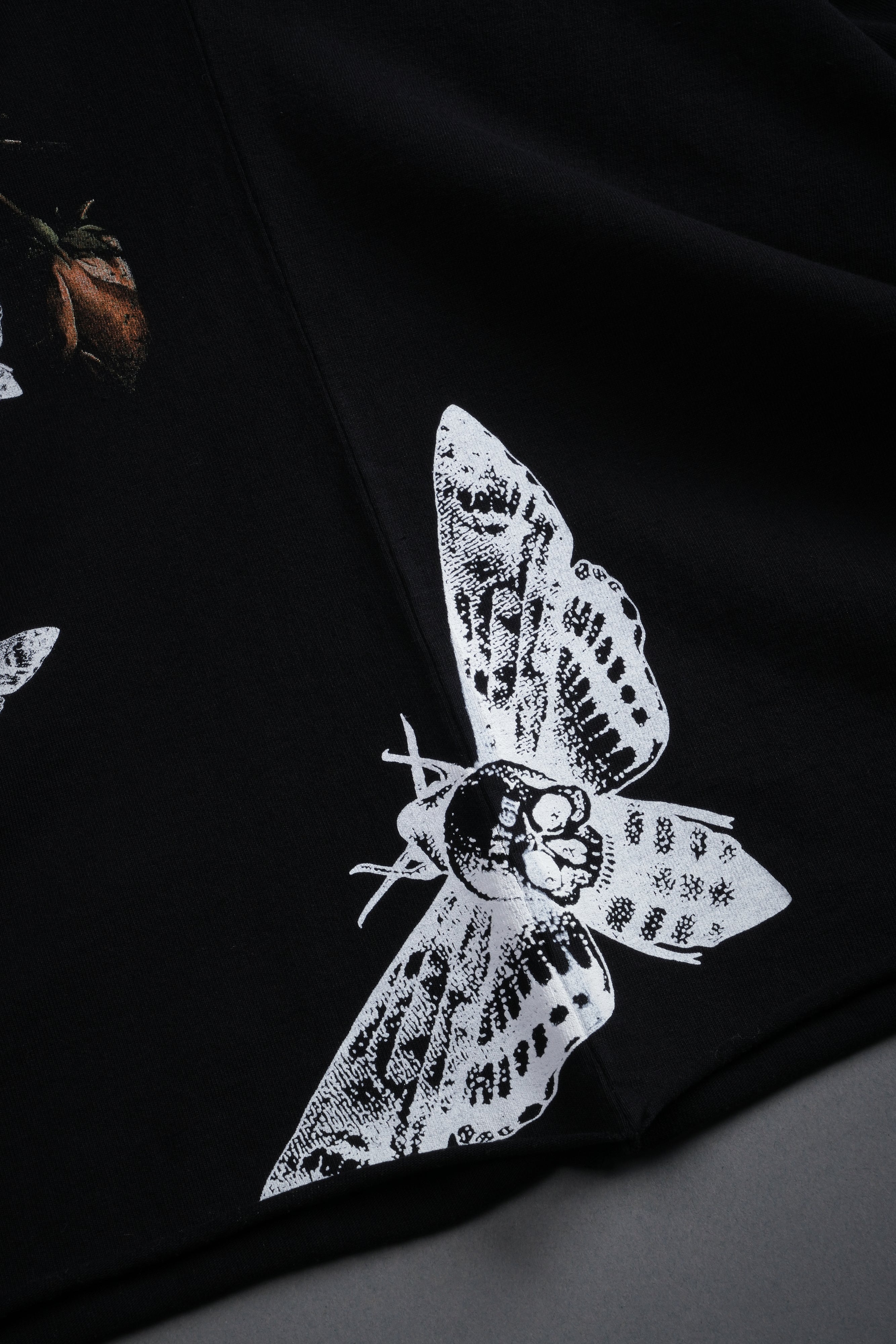 Wolves Valor Grunge Mid Length Raw Hem Ls Tee in Black — imagem 9