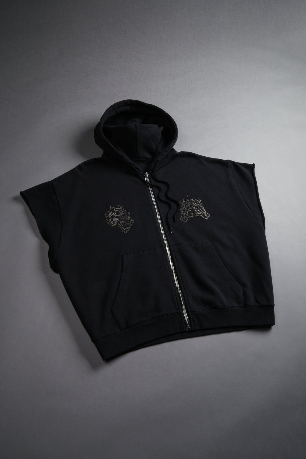 SSDDNFGU Moth Creed Cap Zip Hoodie in Black — imagem 5