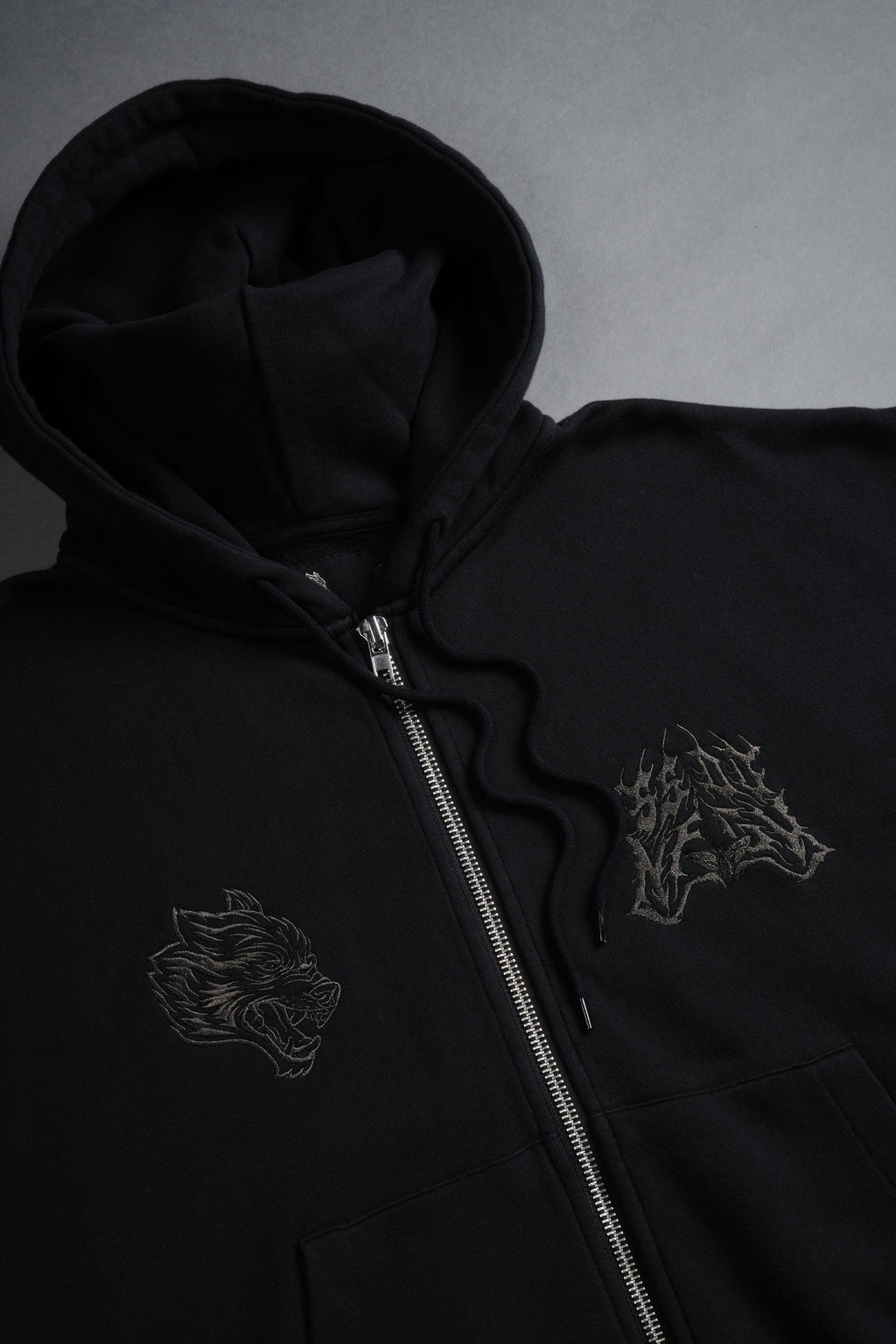 SSDDNFGU Moth Creed Cap Zip Hoodie in Black — imagem 6