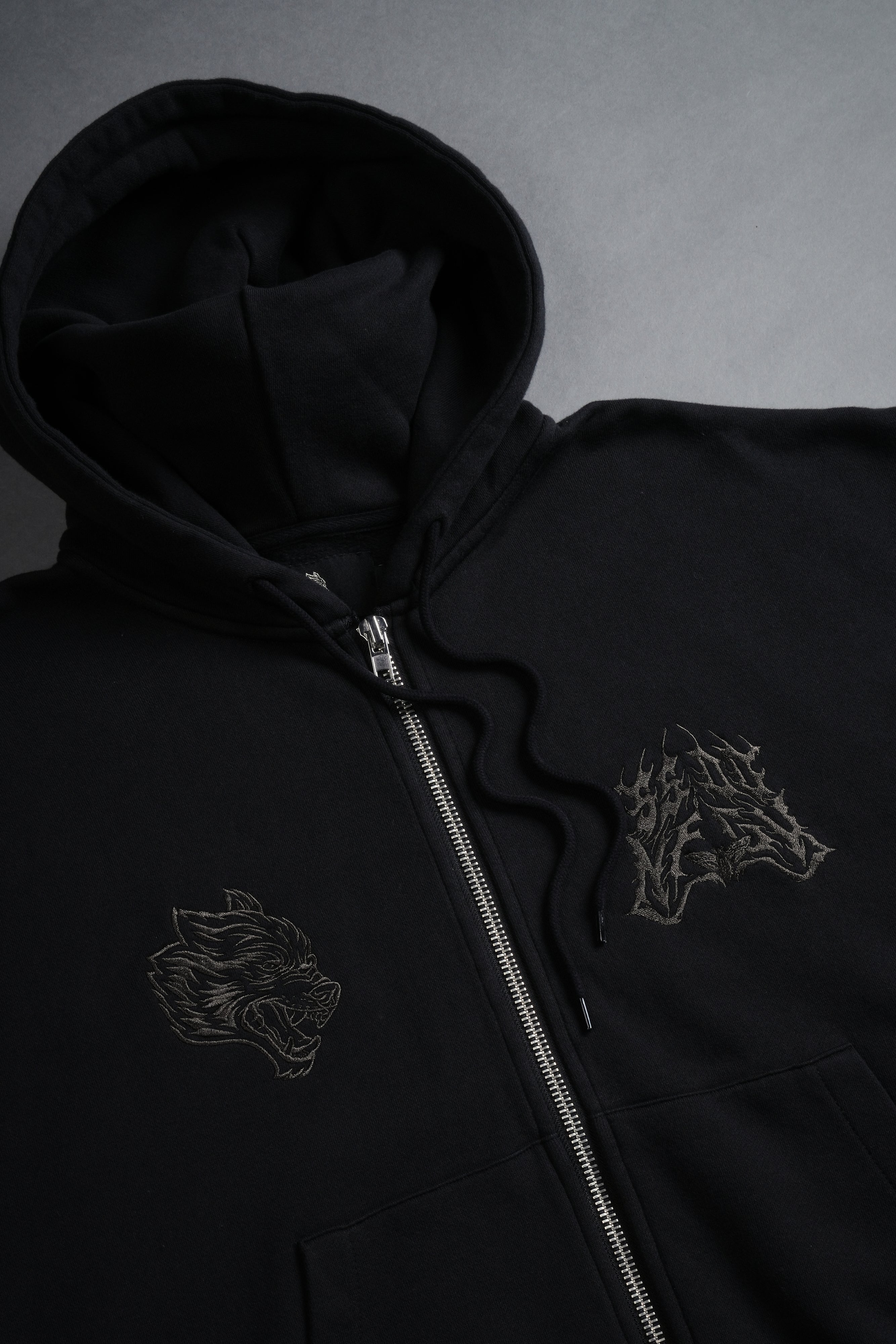 SSDDNFGU Moth Creed Cap Zip Hoodie in Black — imagem 6