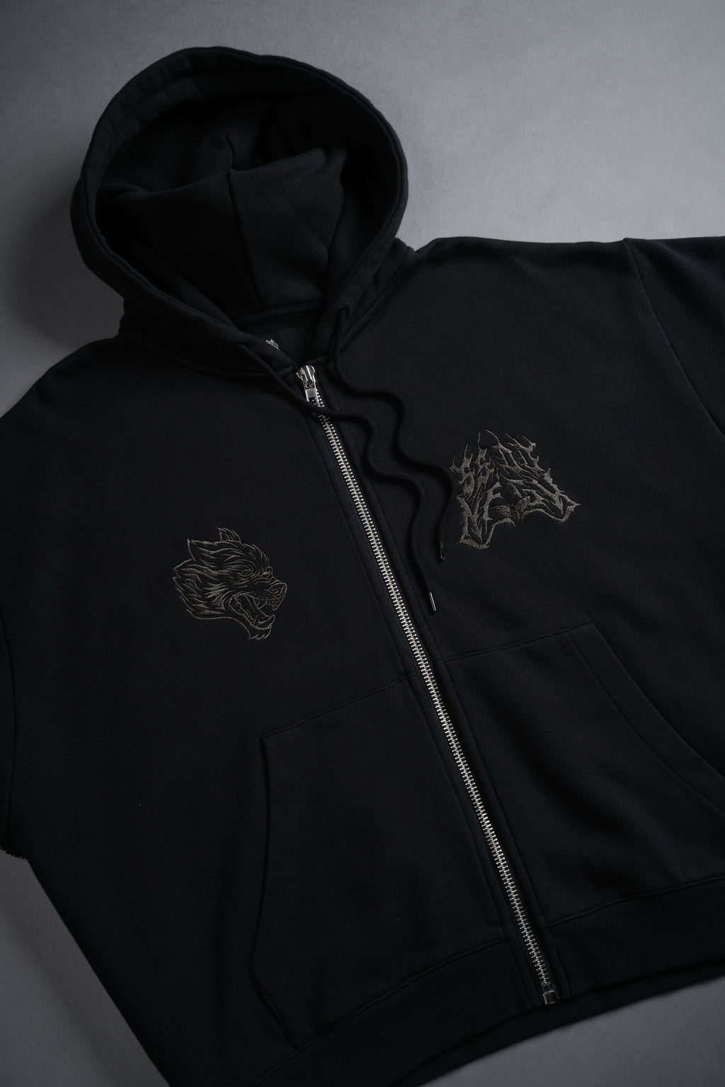 SSDDNFGU Moth Creed Cap Zip Hoodie in Black — imagem 7