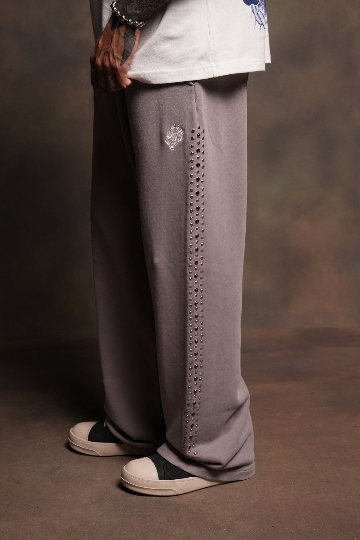 Stud Muerto Baggier Bigelow Sweat Pants In Pale Gray