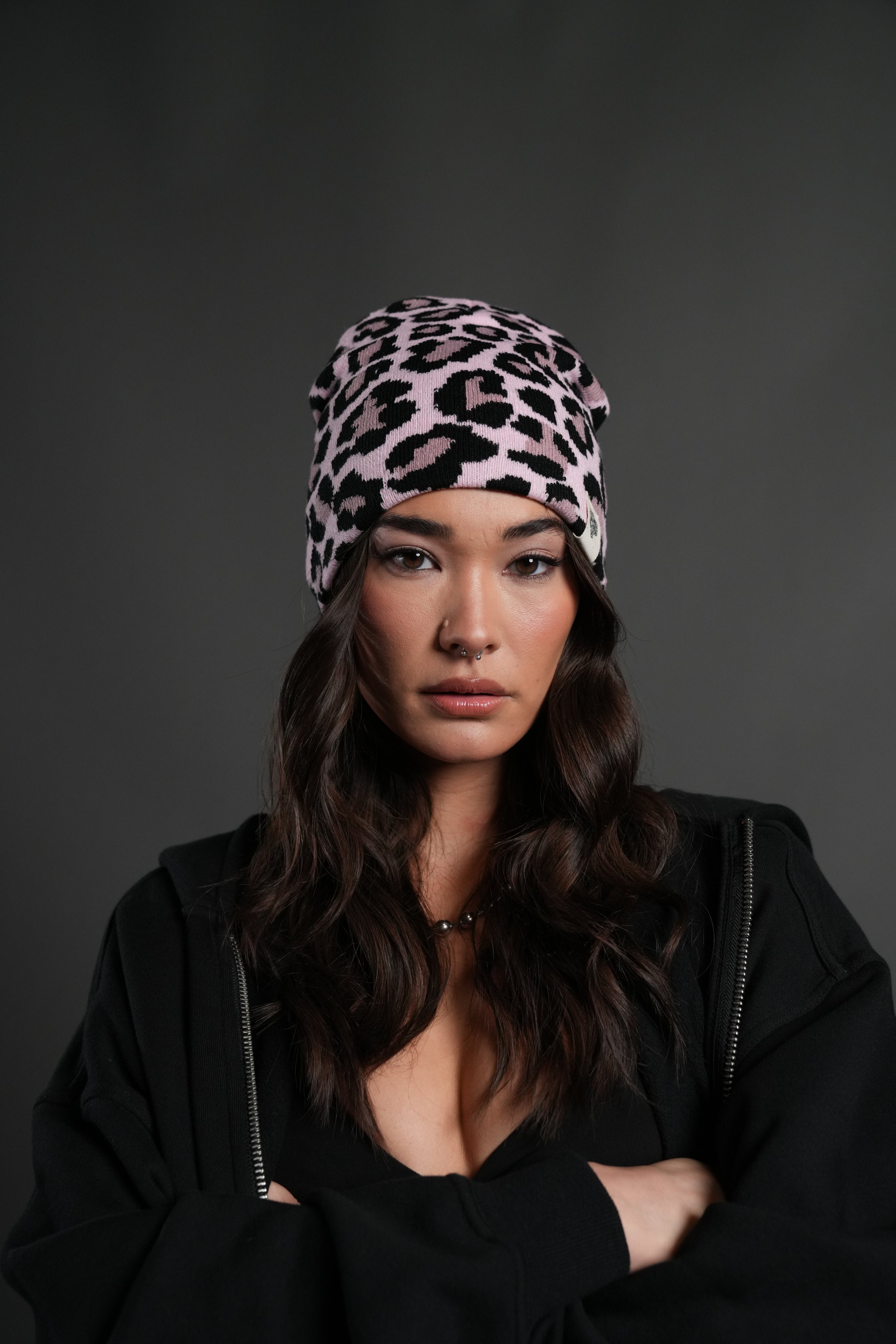 Wolf Patch V2 Cap Beanie in Cloud Pink Leopard — imagem 2