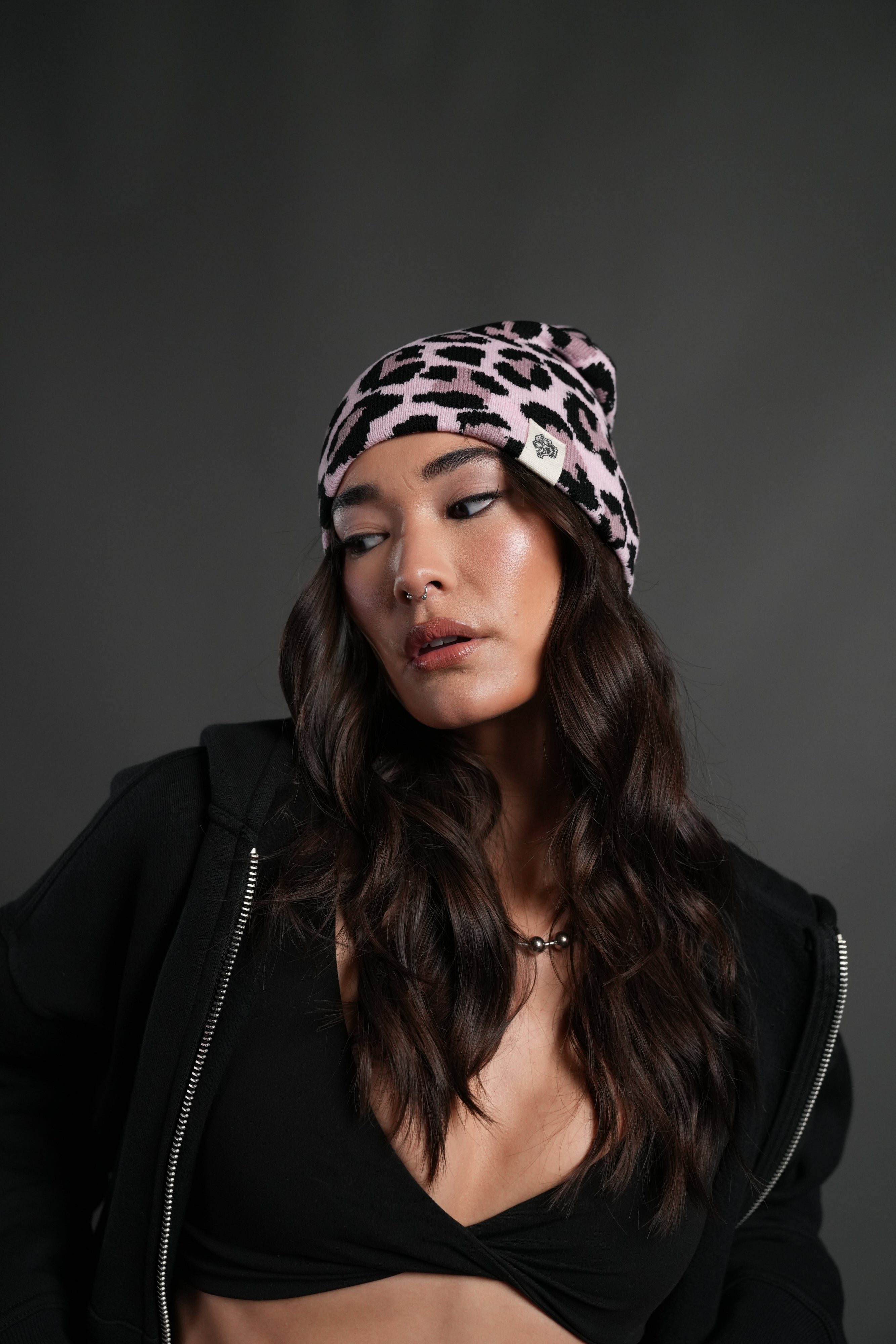 Wolf Patch V2 Cap Beanie in Cloud Pink Leopard — imagem 4