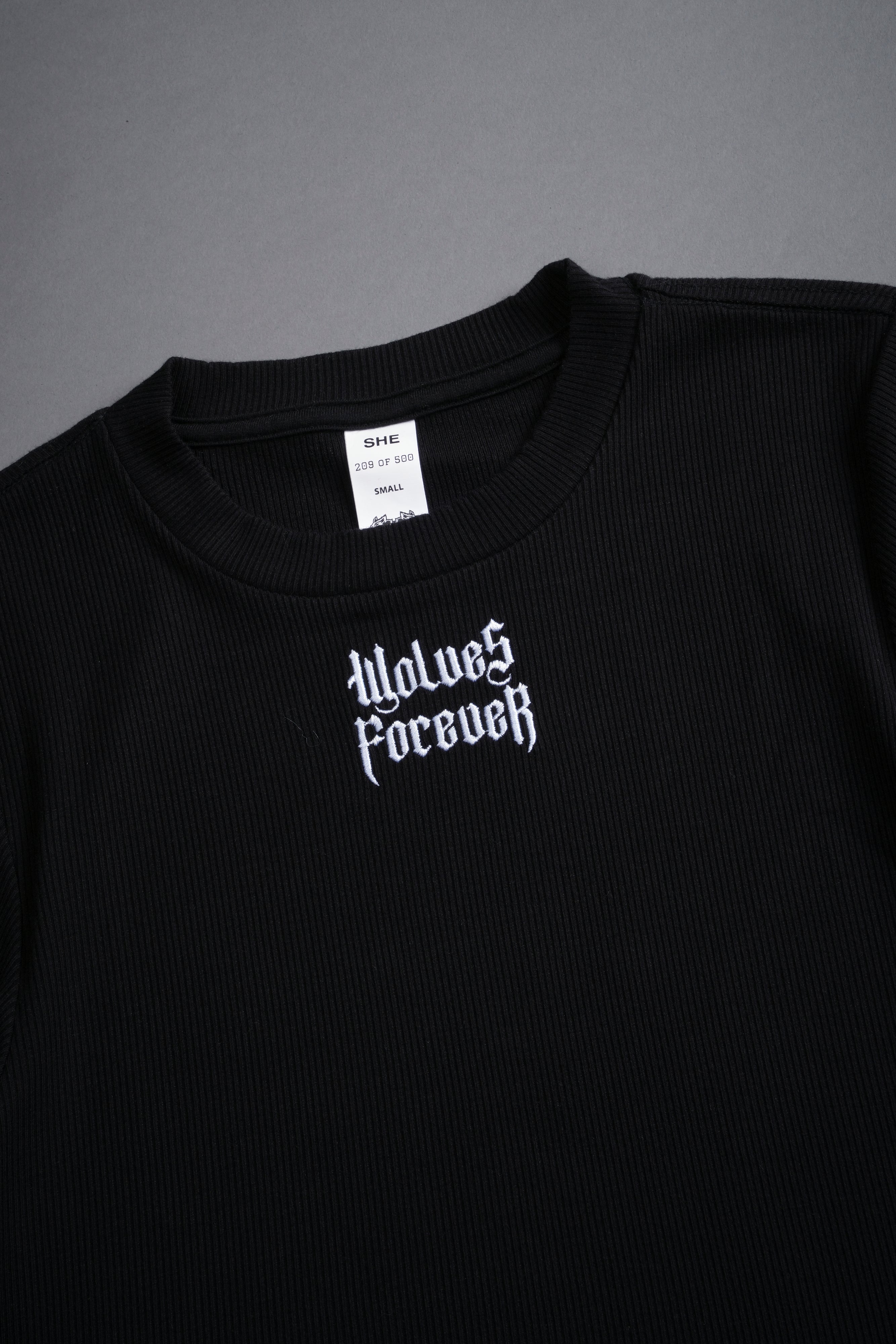 Darc Letter "Kara" Tee in Black — imagem 9