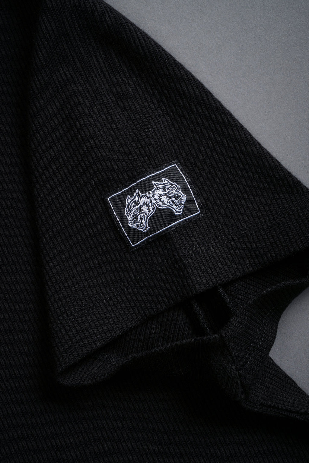 Darc Letter "Kara" Tee in Black — imagem 7