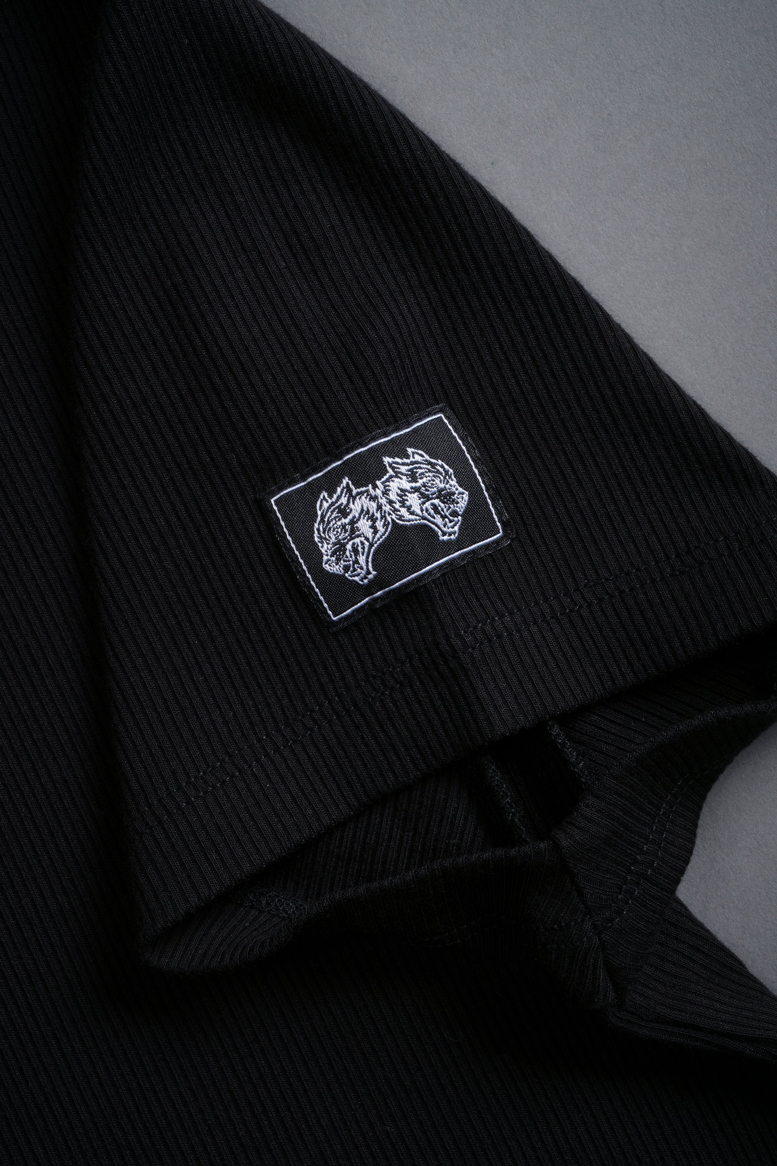 Darc Letter "Kara" Tee in Black — imagem 7