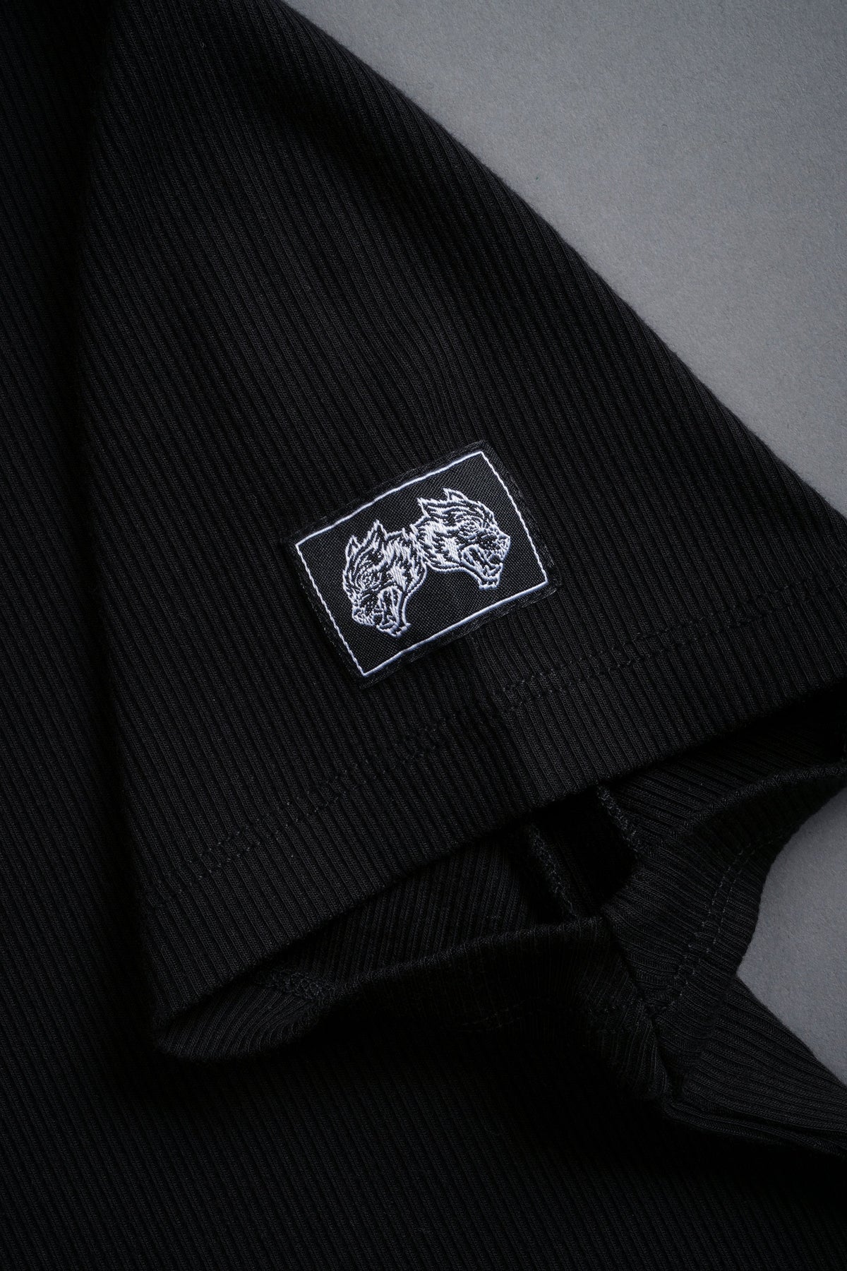 Darc Letter "Kara" Tee in Black - imagem 7