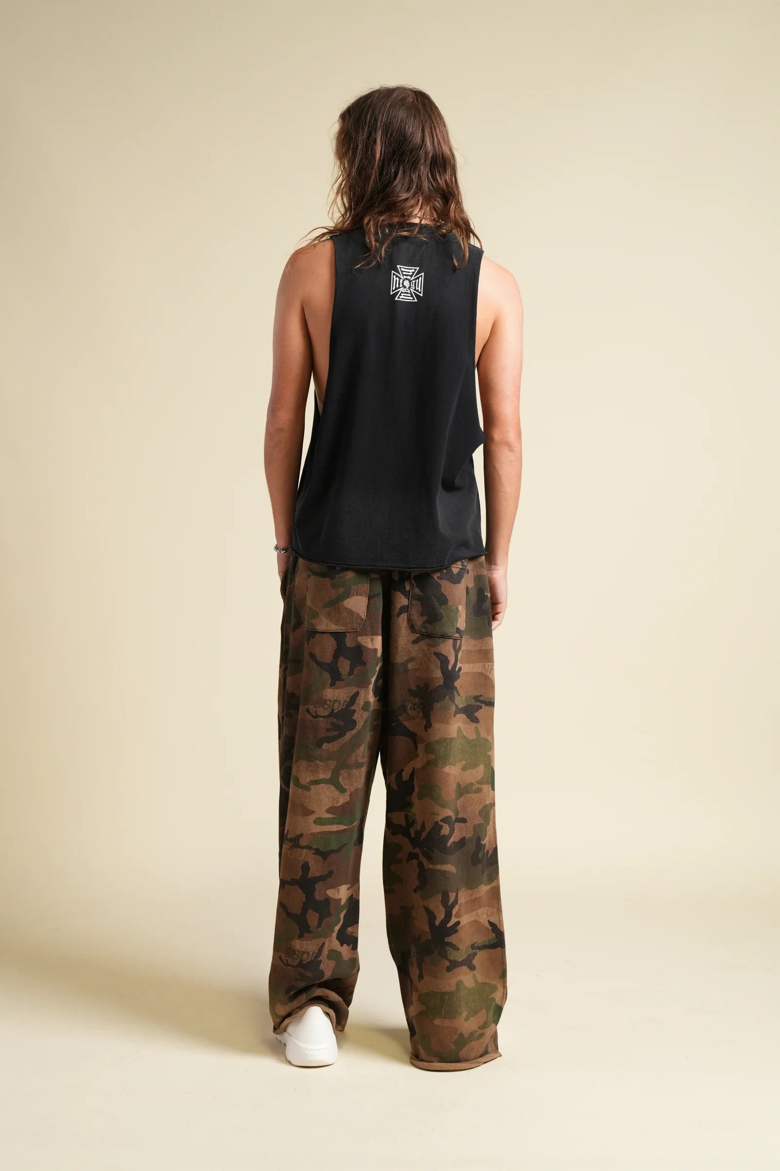 OHANA WOLF "GRUNGE" RAW CROPPED TOMMY MUSCLE TEE IN BLACK DRIFT WASH