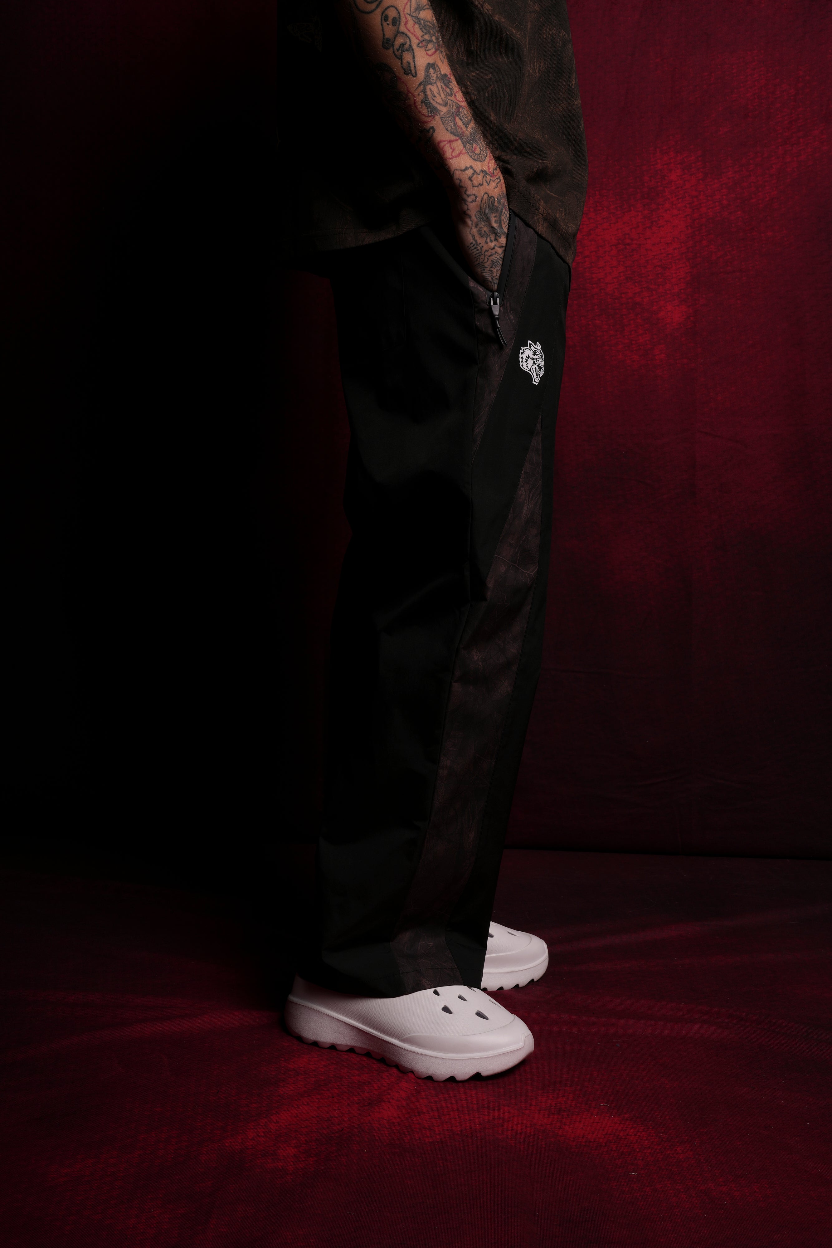 Dual Brolic Unisex Track Pants in Black Driftwood Forest Camo — imagem 4