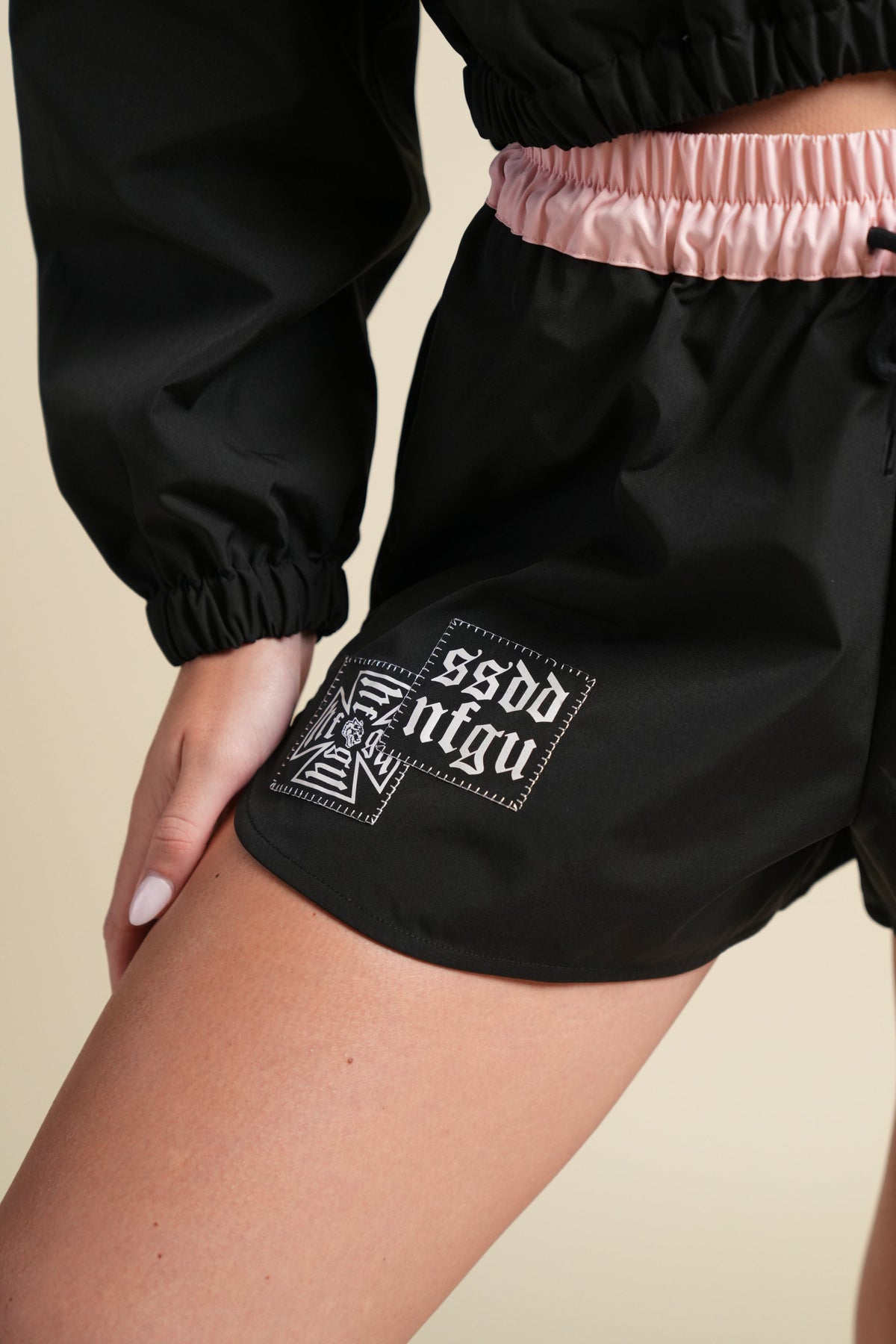 Chopper Core Applique Nadia Track Short in Black/Cherry Blossom — imagem 6