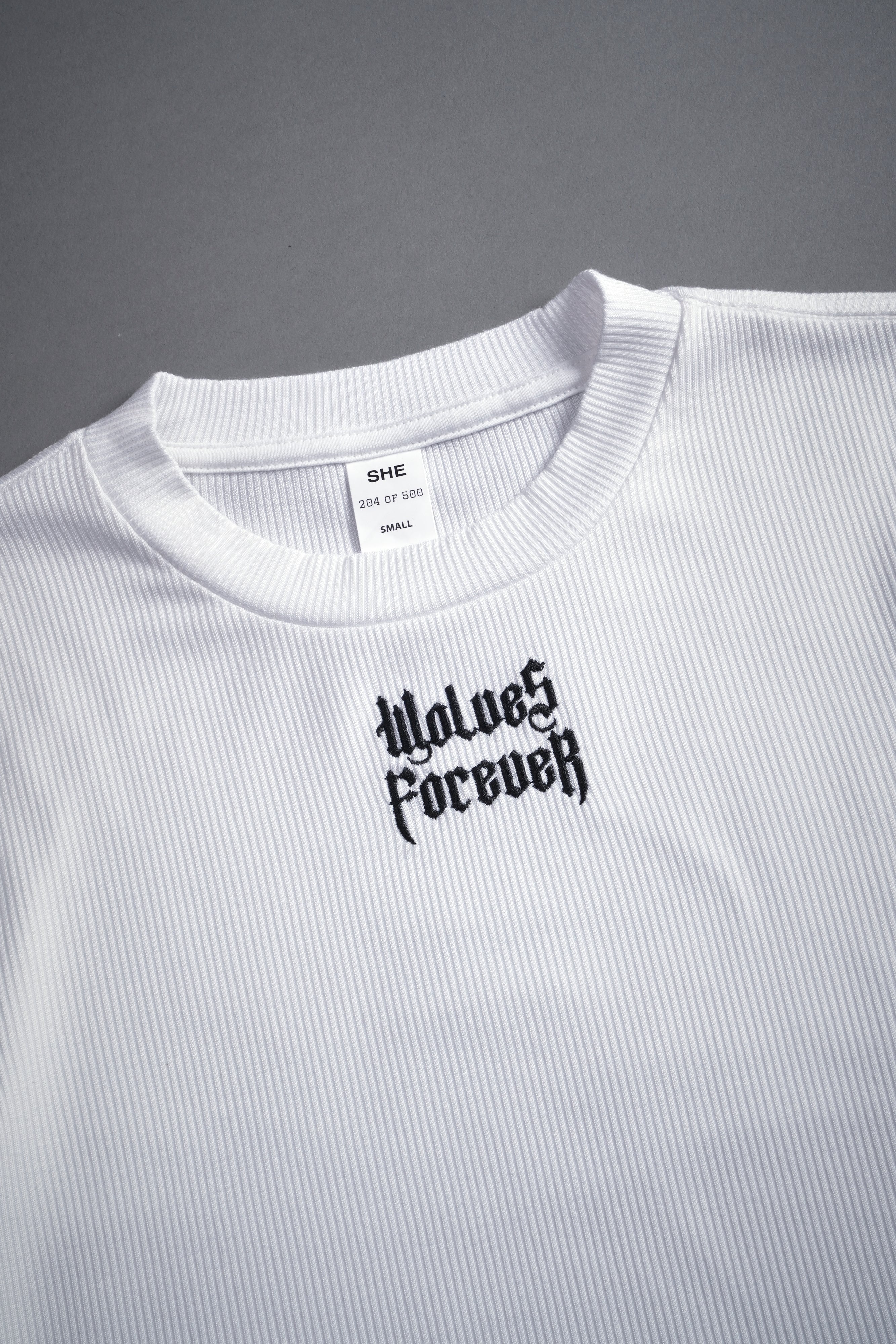 Darc Letter "Kara" Tee in White — imagem 9