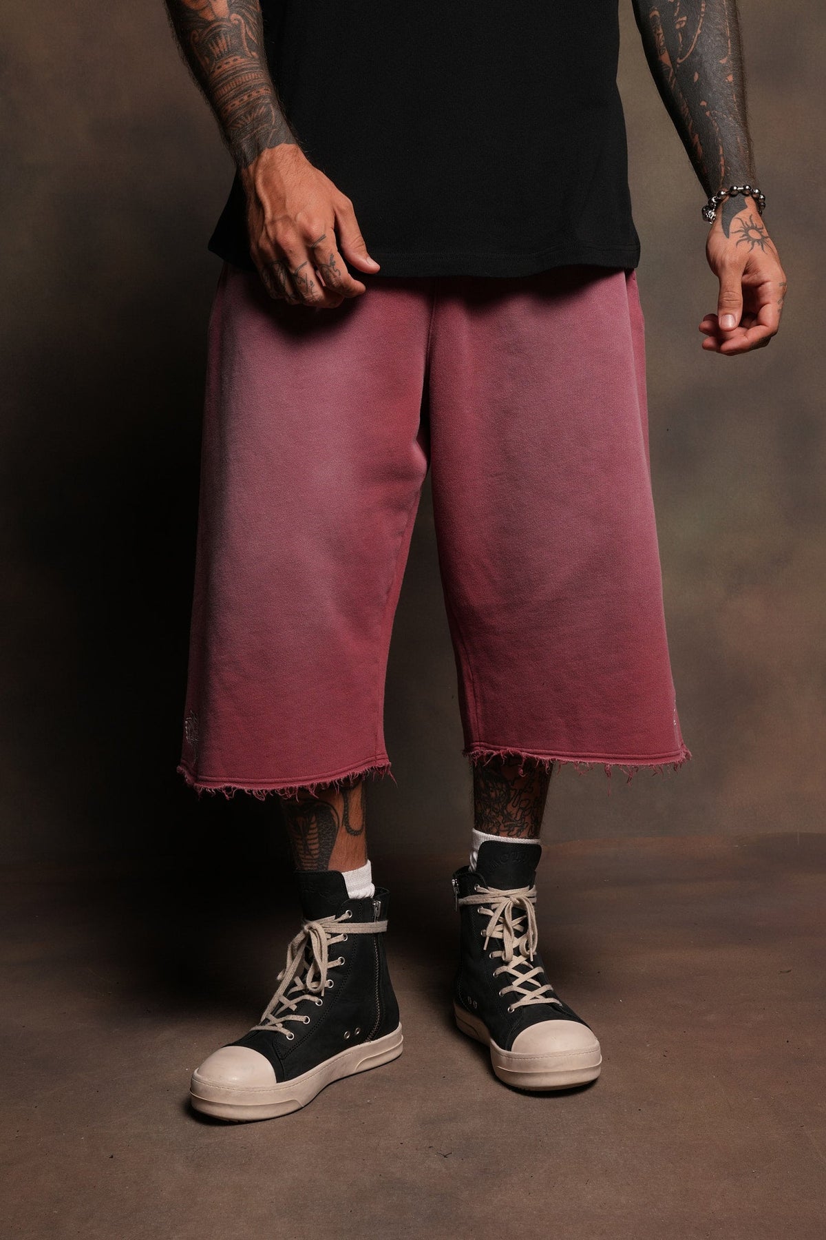 Dual Wolf Capri Sweat Pants In Cherry Red Super Sun Fade