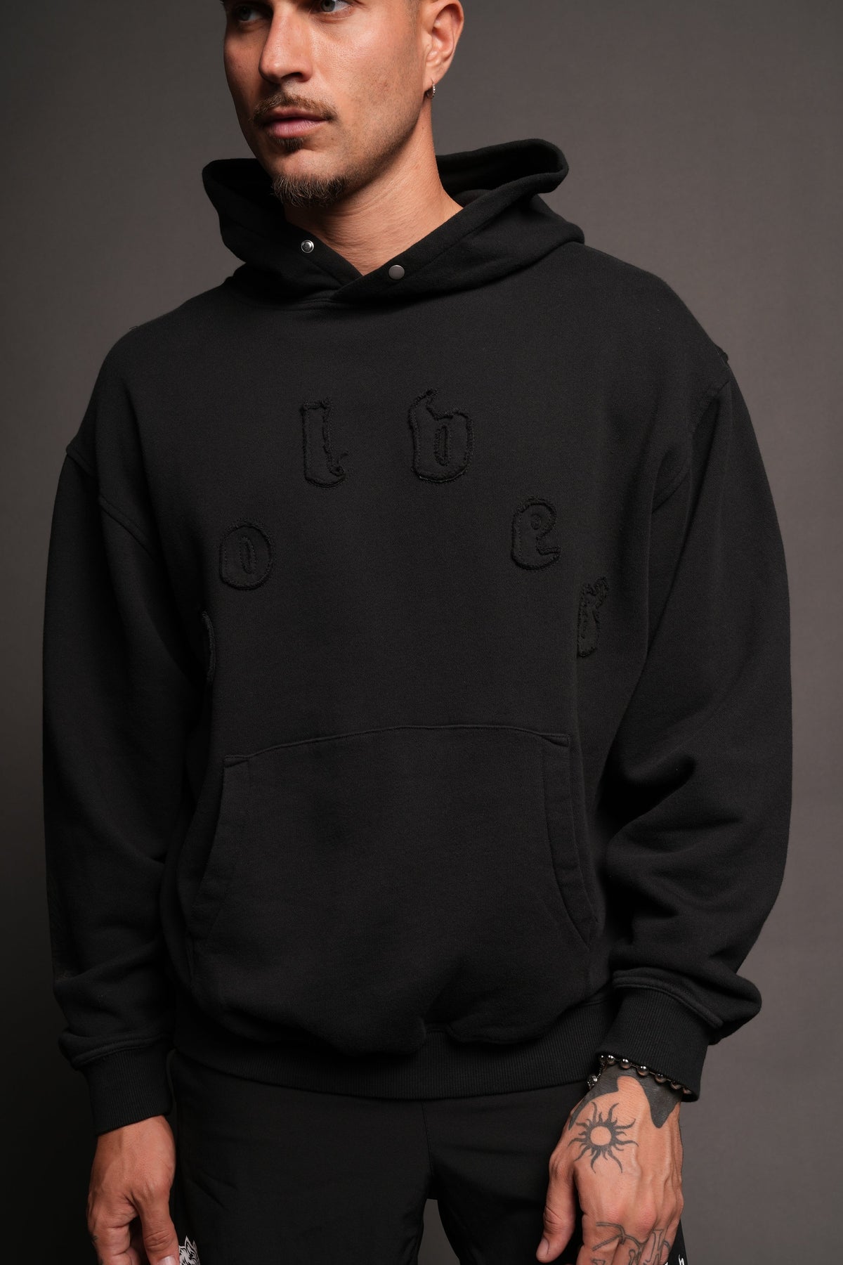 Forever Our Core Pierce Hoodie In Black - imagem 4