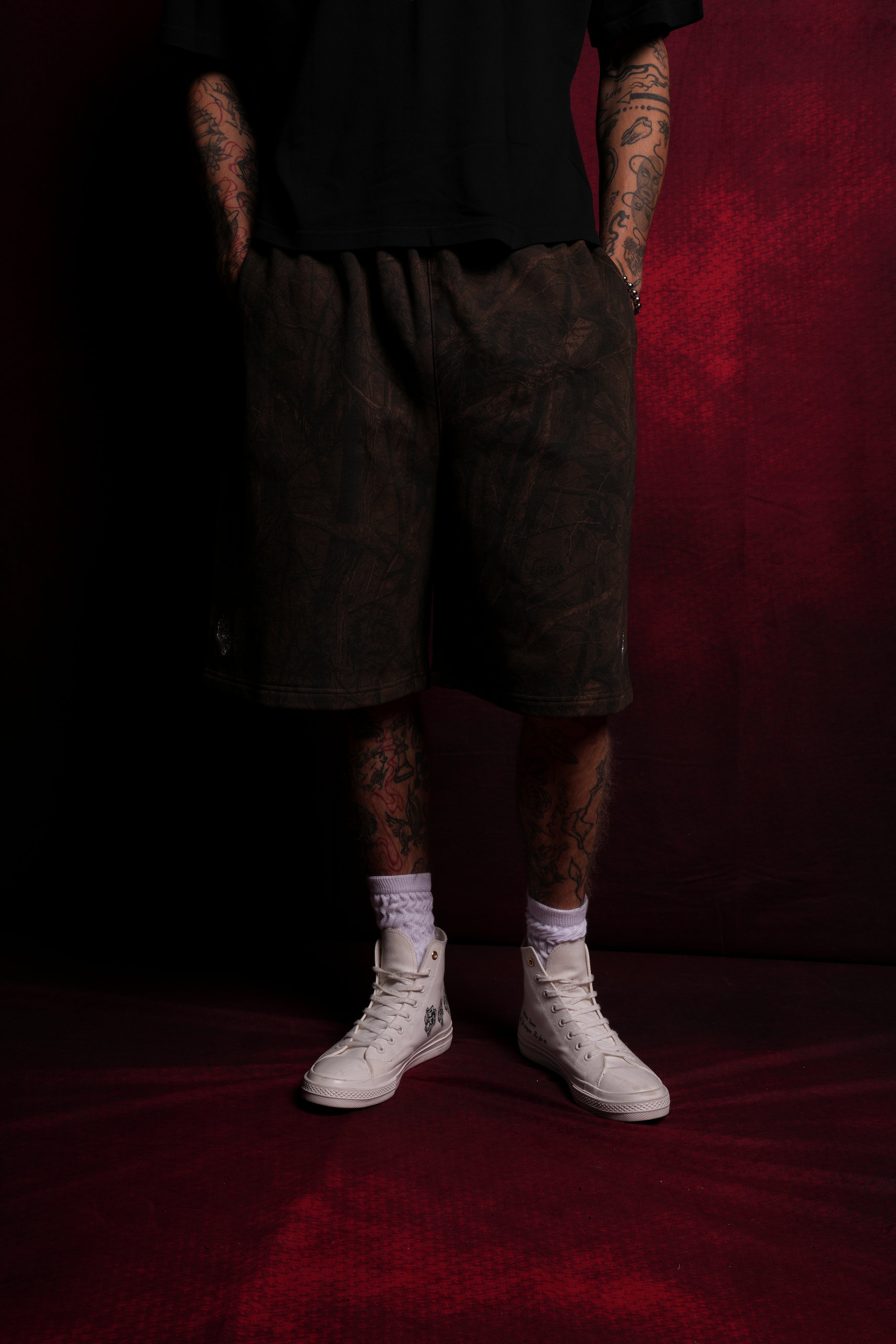 Dual Oversized Osiris Sweat Shorts in Brown Driftwood Forest Camo — imagem 2