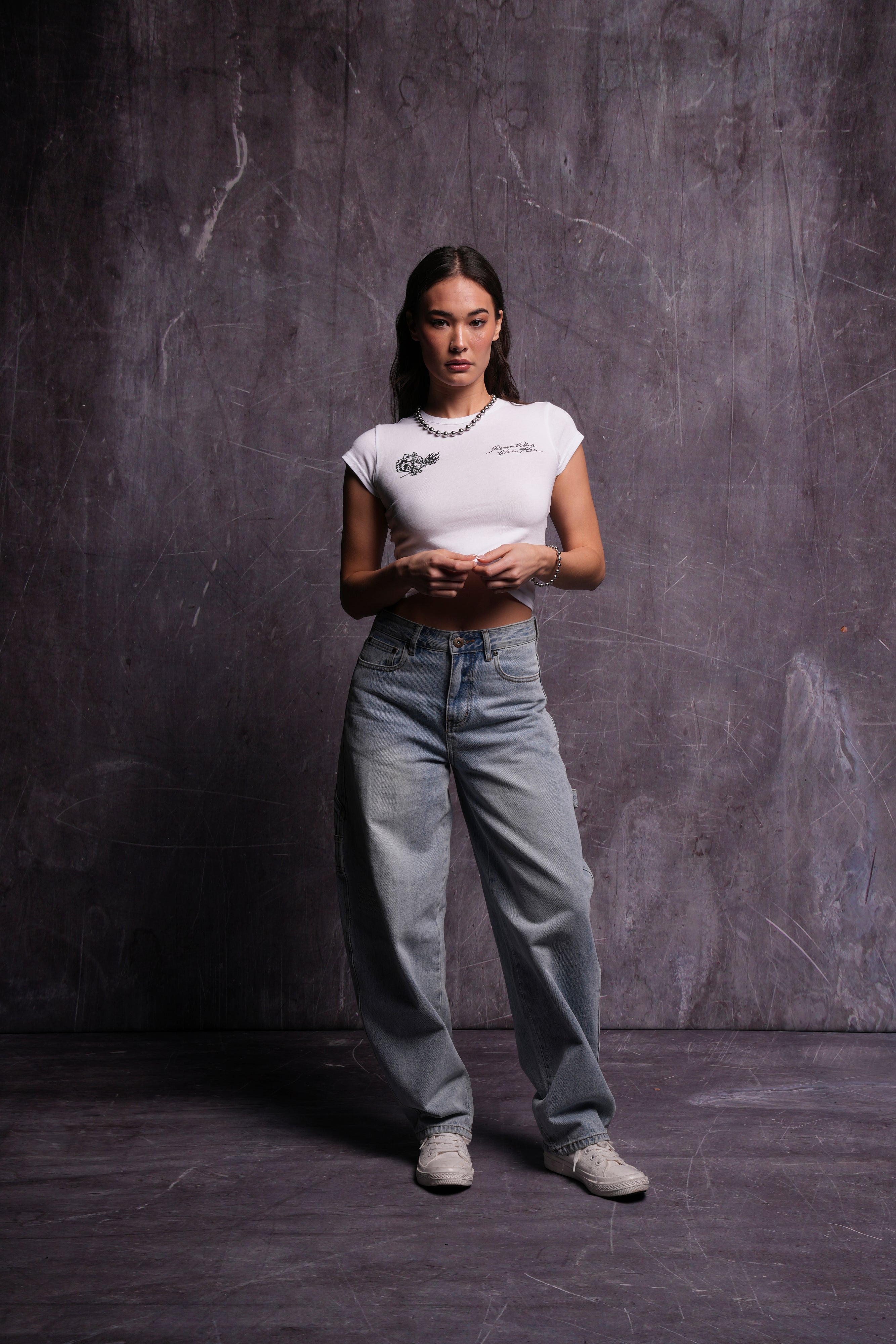 Roses While We're Here "Baby" Tee in White — imagem 7