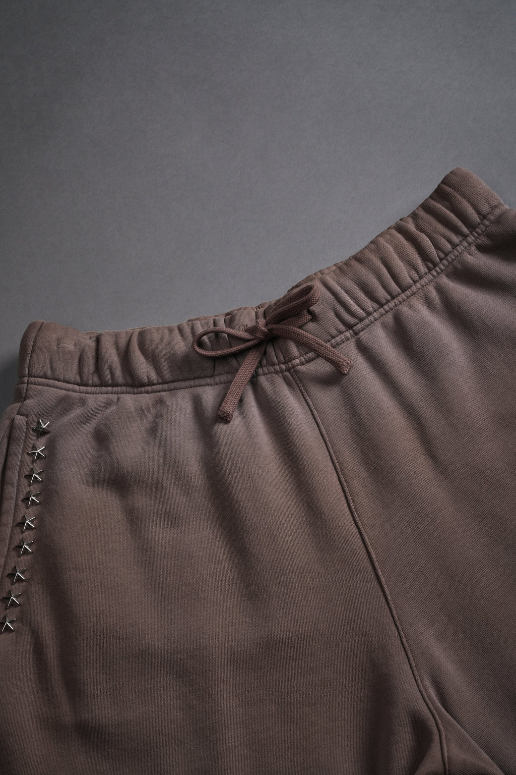 Studded Midnight Wolves Oversized Post Lounge Sweat Shorts in Mojave Brown Drift Wash — imagem 7