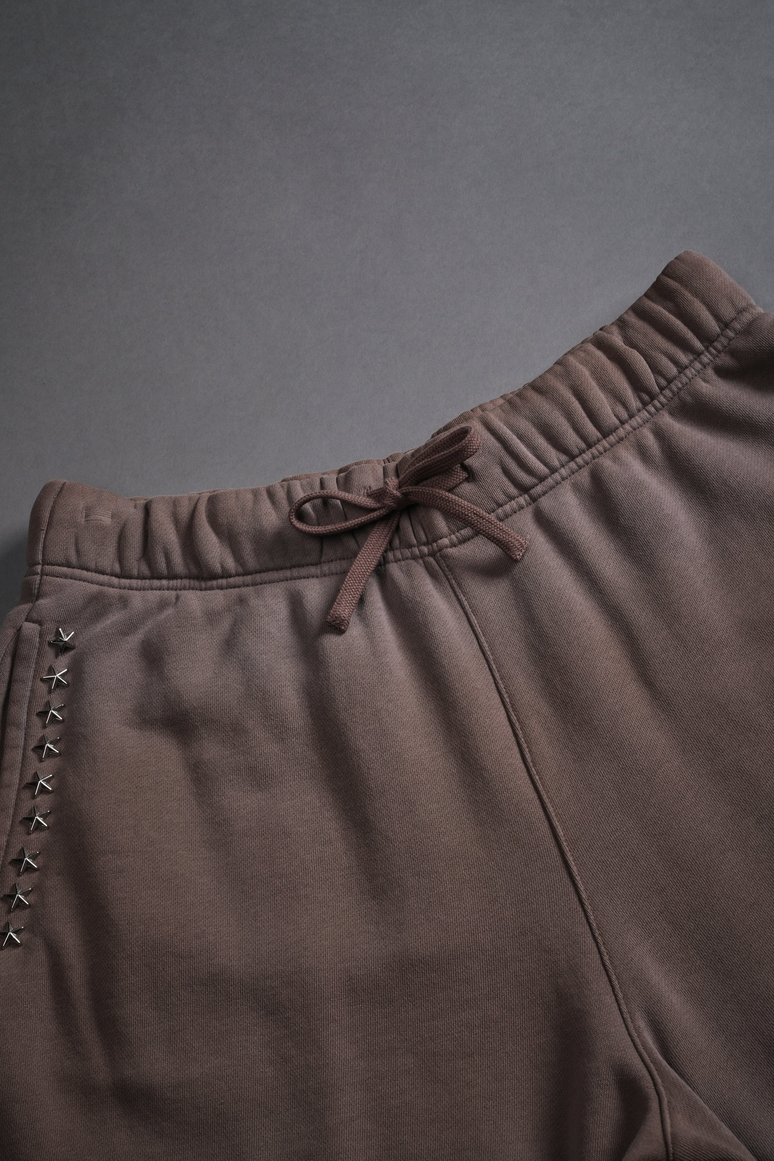 Studded Midnight Wolves Oversized Post Lounge Sweat Shorts in Mojave Brown Drift Wash — imagem 7