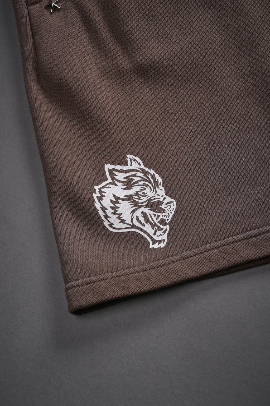 Studded Midnight Wolves Oversized Post Lounge Sweat Shorts in Mojave Brown Drift Wash — imagem 8