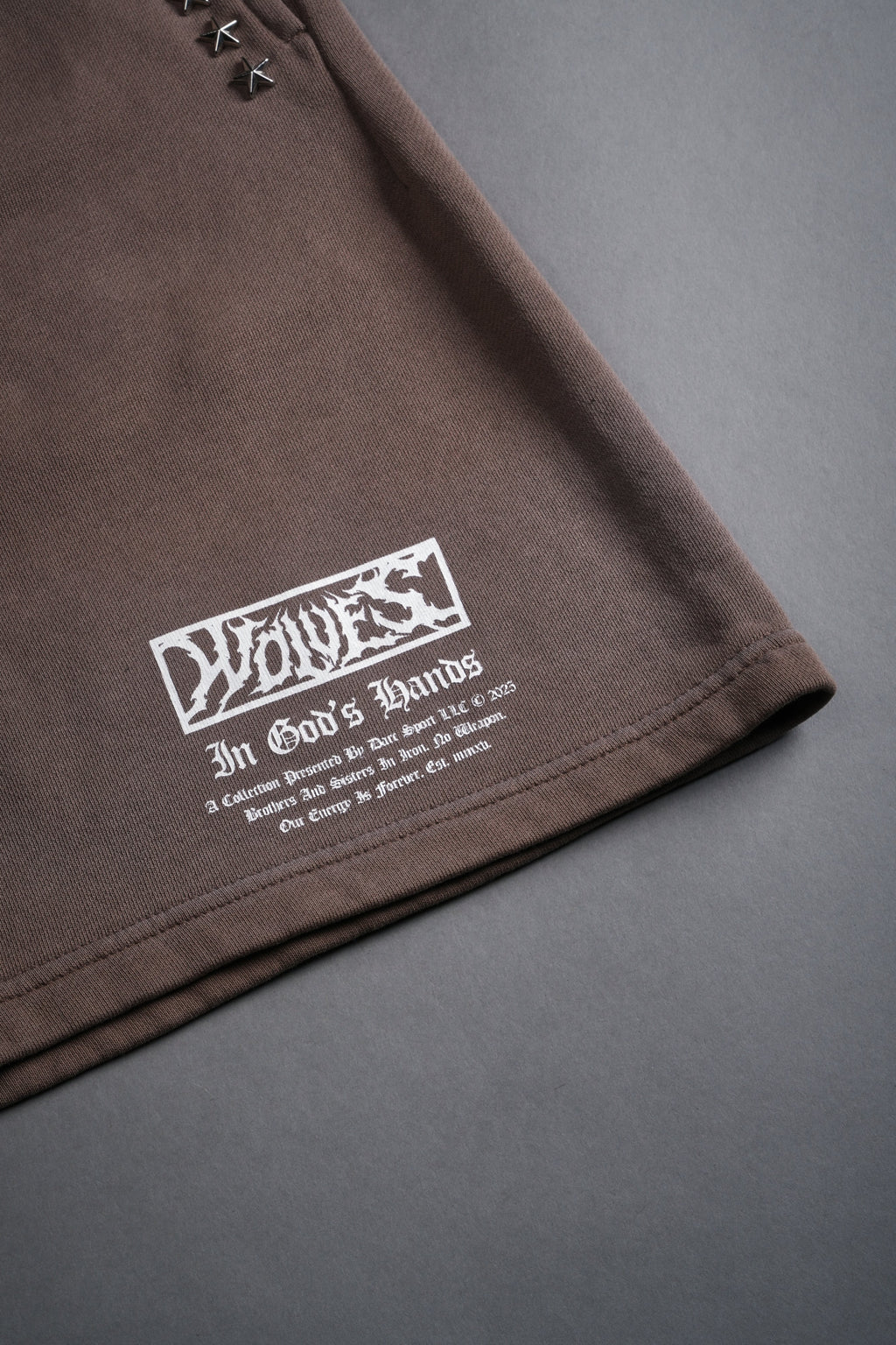 Studded Midnight Wolves Oversized Post Lounge Sweat Shorts in Mojave Brown Drift Wash — imagem 9