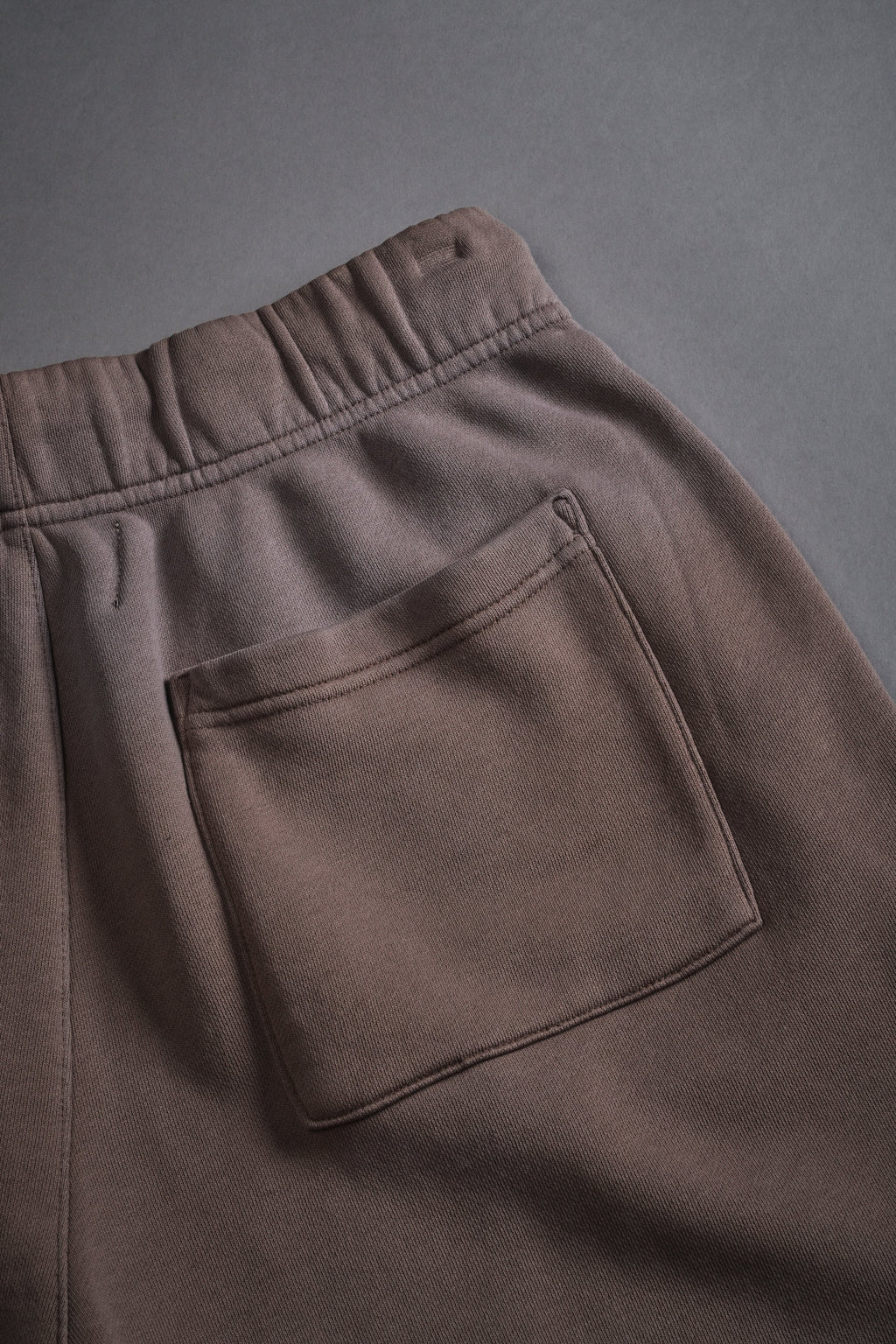 Studded Midnight Wolves Oversized Post Lounge Sweat Shorts in Mojave Brown Drift Wash — imagem 10