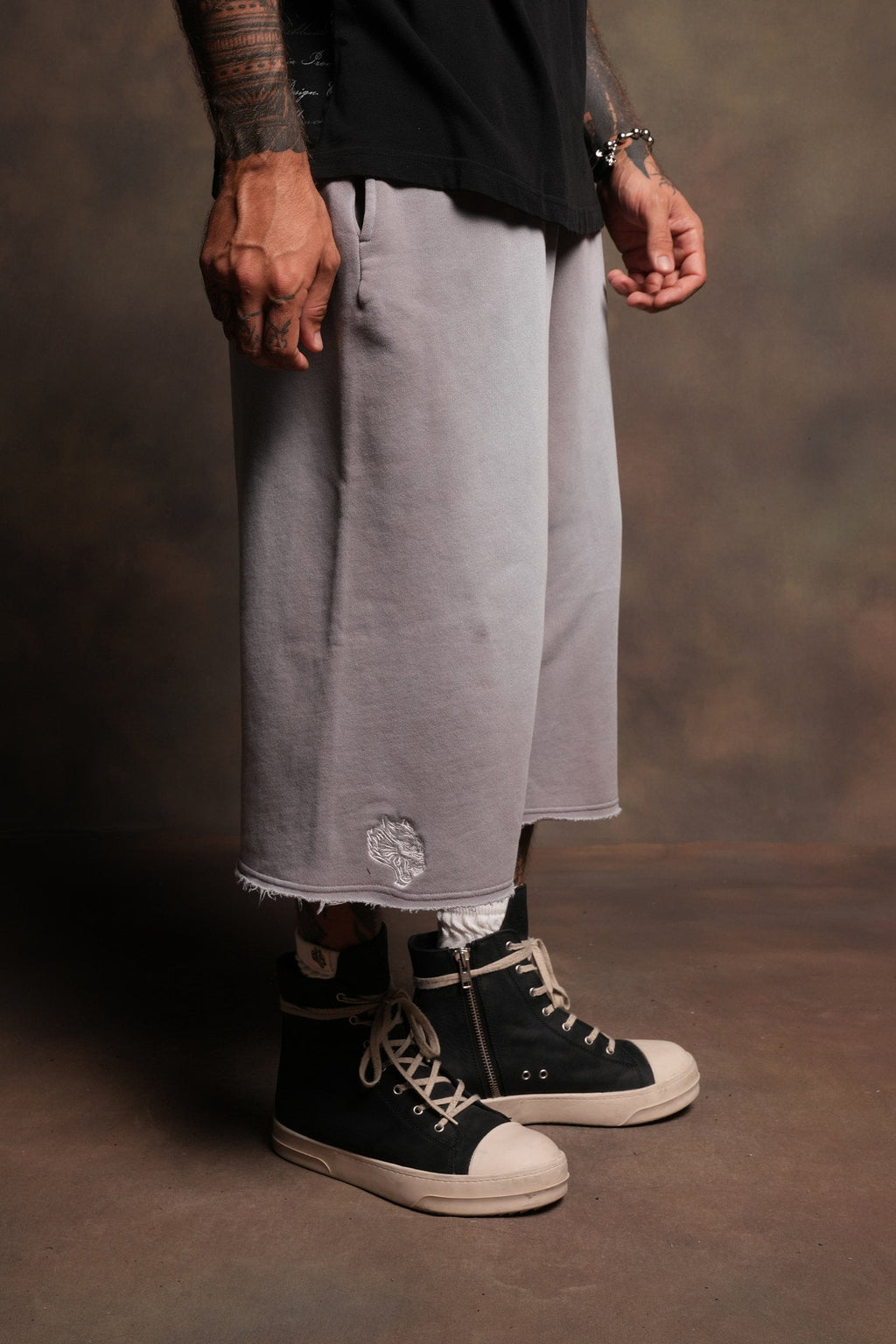 Dual Wolf Capri Sweat Pants In Pale Gray Super Sun Fade