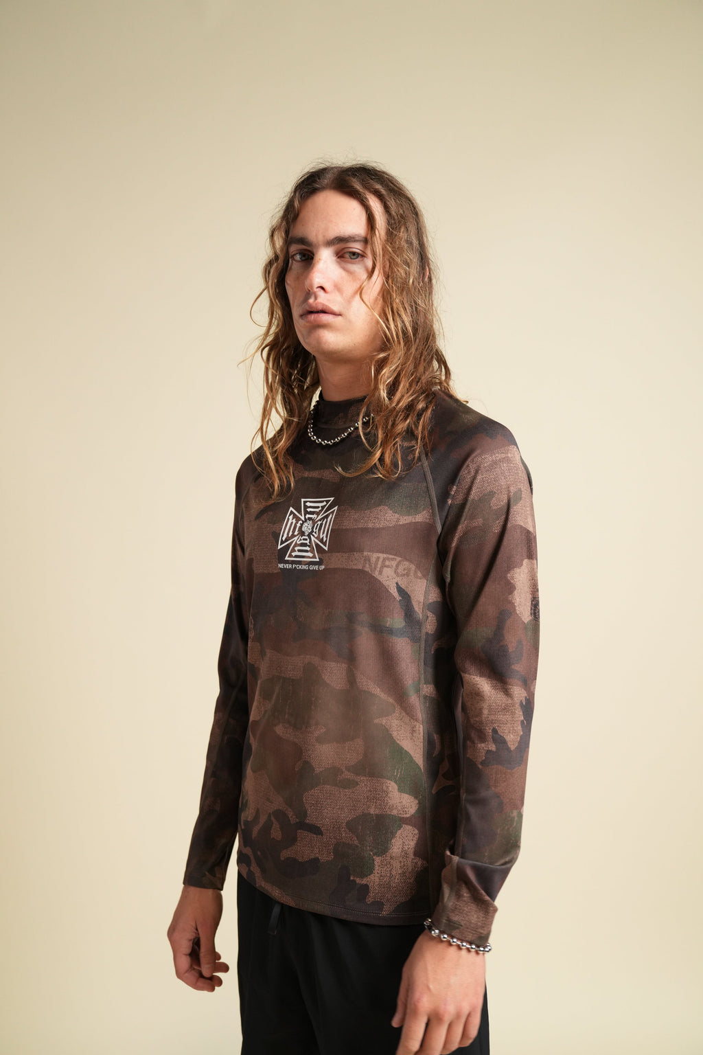 Core Chopper Rash Guard in Ohana Woodland Camo — imagem 4