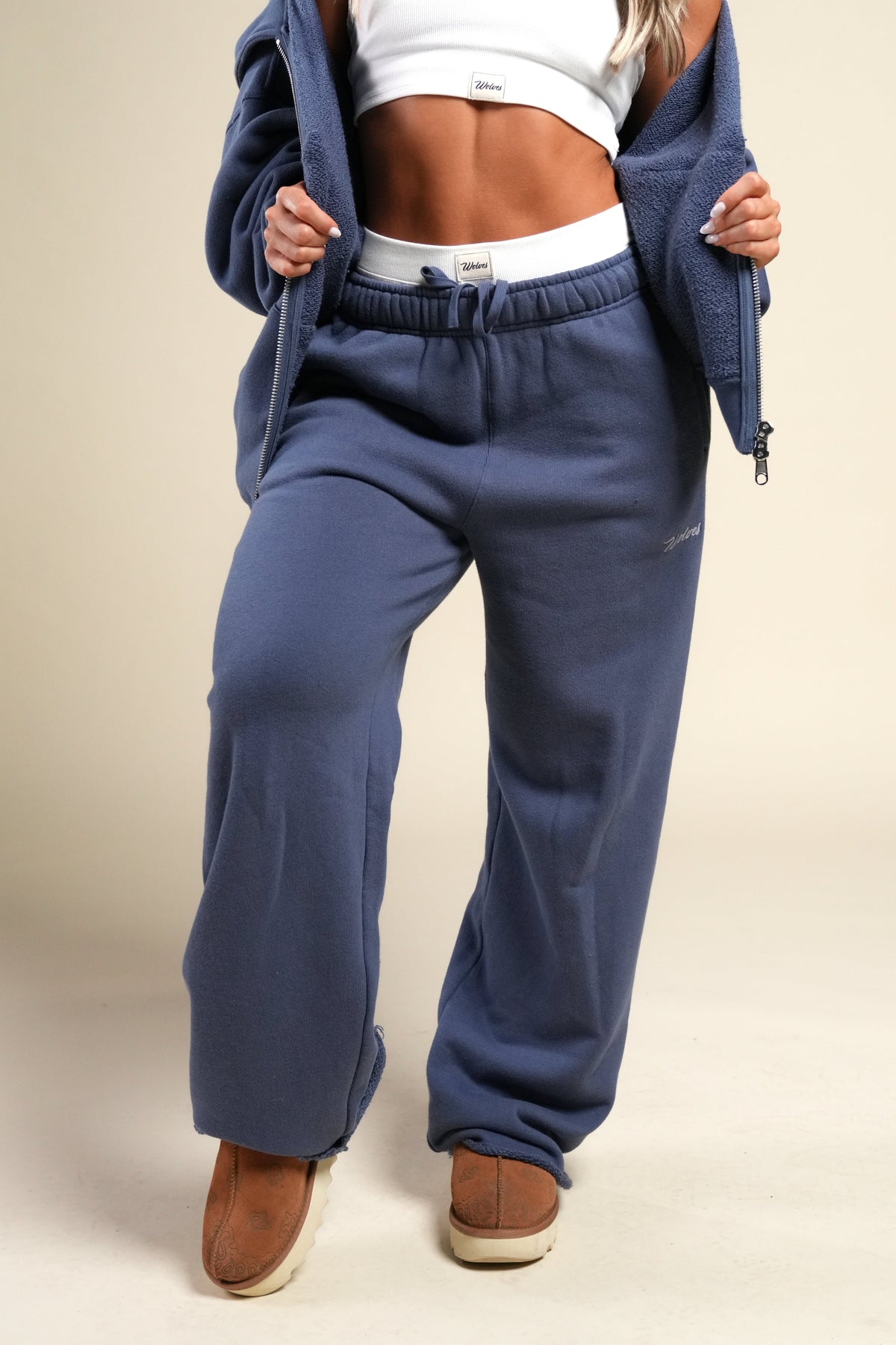 Cursive Wolves Premium Big Cozy Sweats in Washed Denim — imagem principal