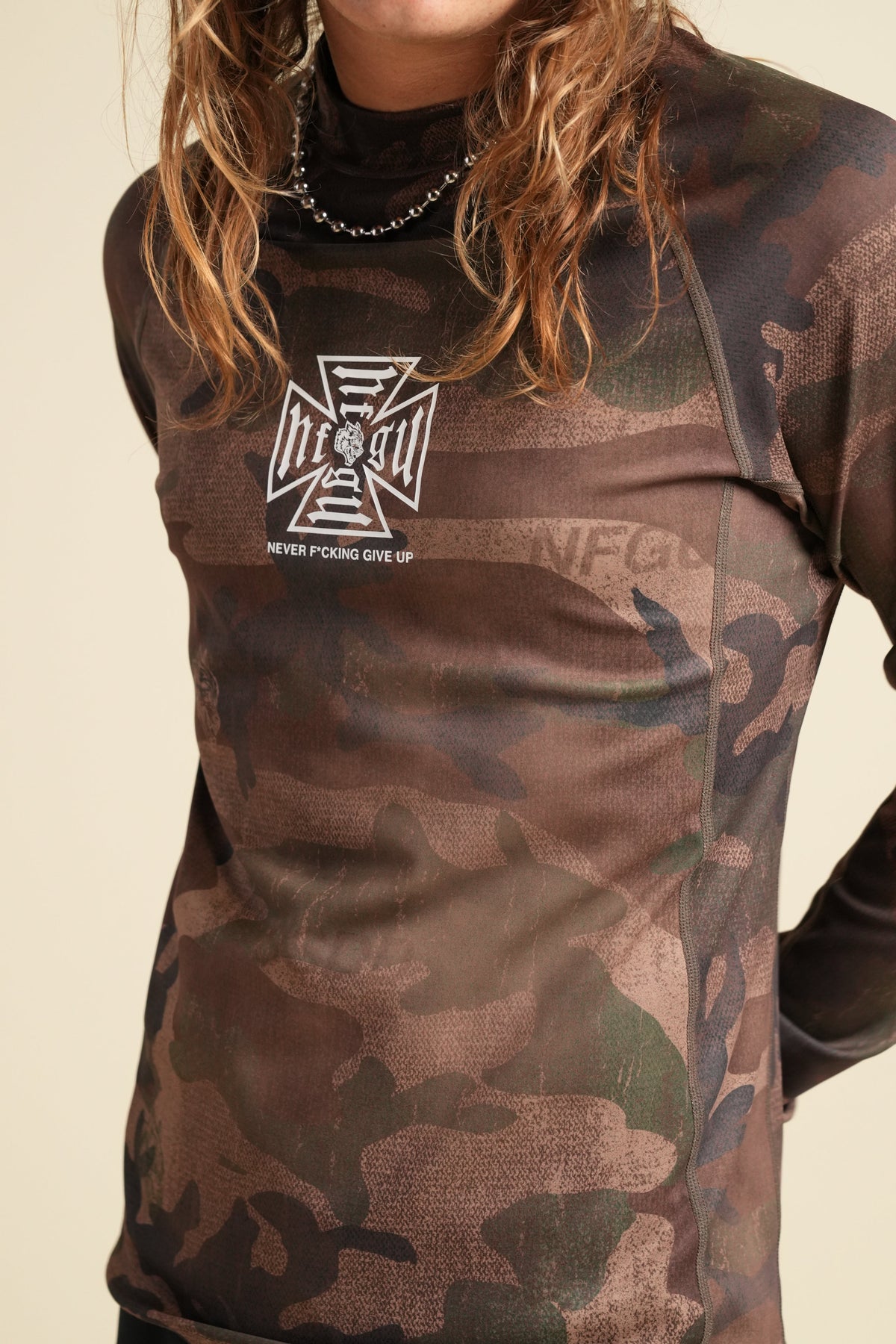 Core Chopper Rash Guard in Ohana Woodland Camo — imagem 7