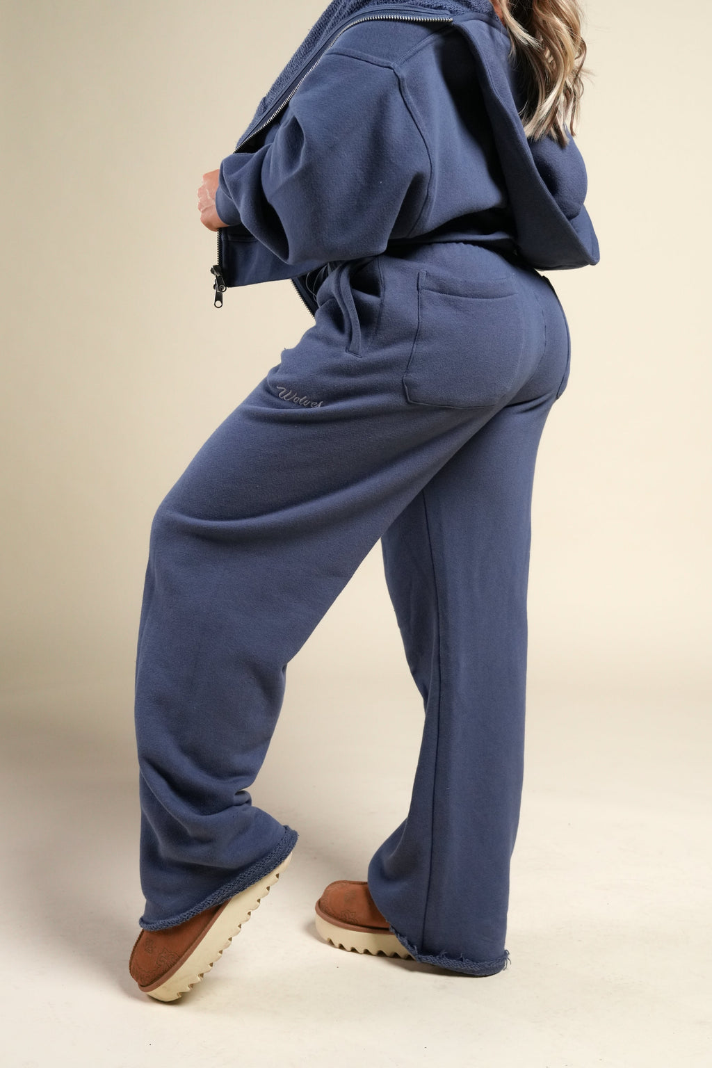Cursive Wolves Premium Big Cozy Sweats in Washed Denim — imagem 2