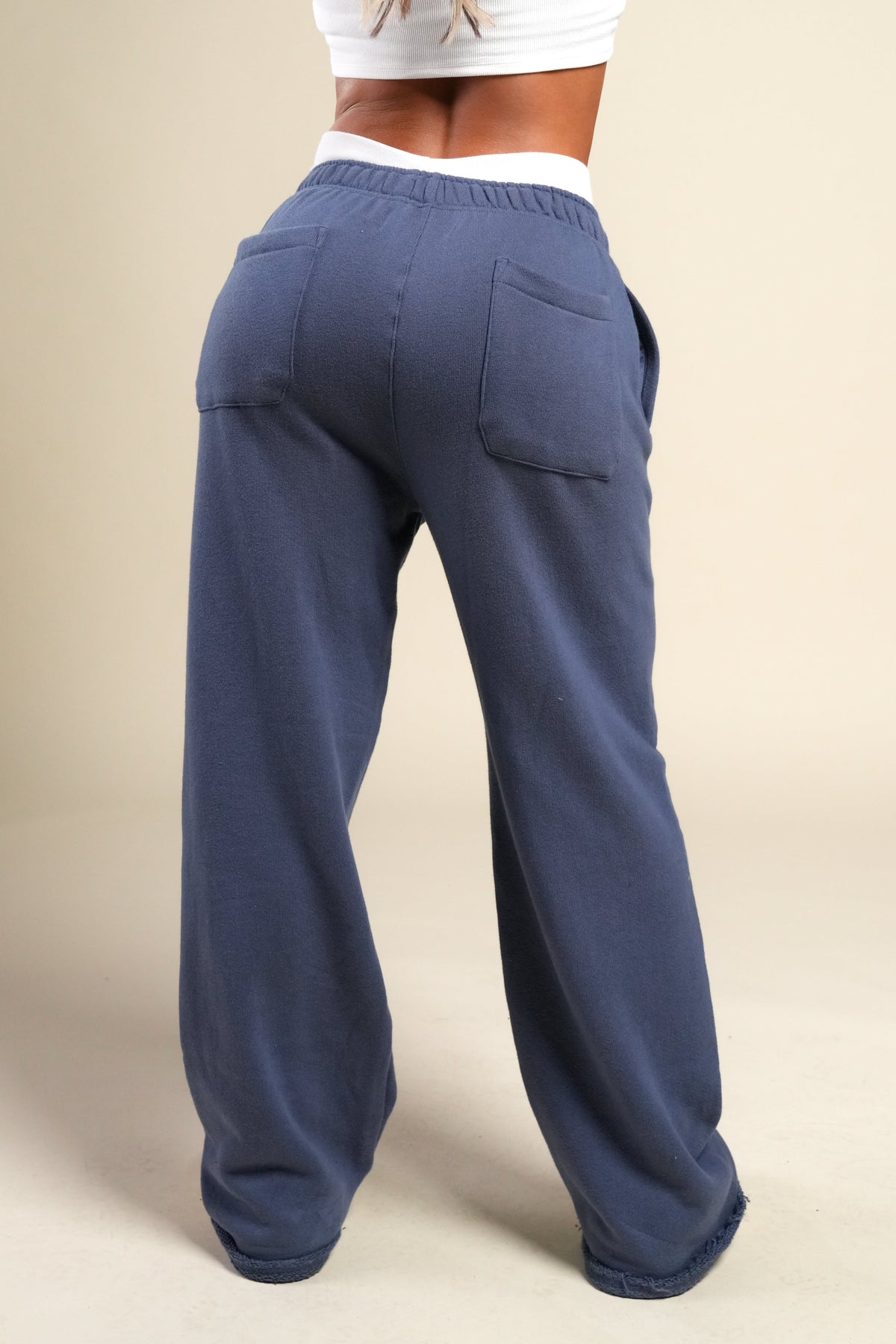 Cursive Wolves Premium Big Cozy Sweats in Washed Denim — imagem 4