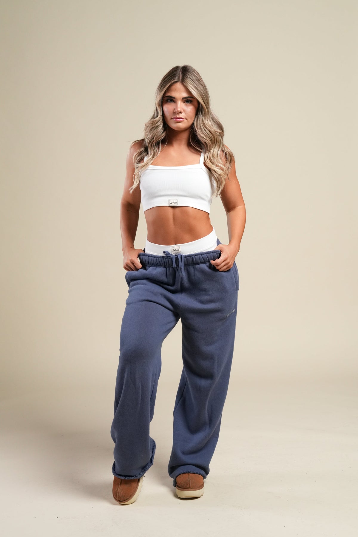 Cursive Wolves Premium Big Cozy Sweats in Washed Denim — imagem 5