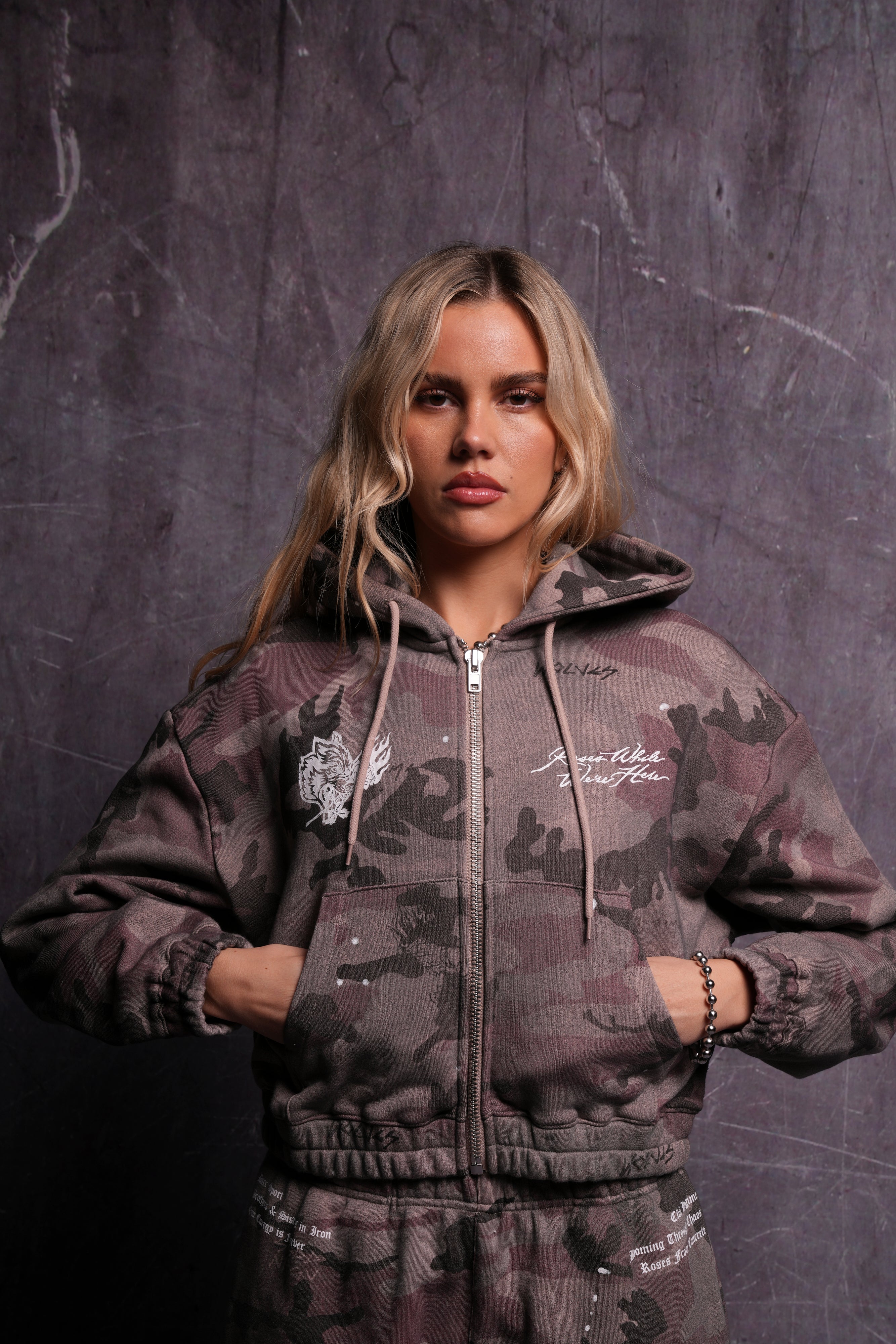 Roses While We're Here "Chambers" (Cropped) Zip Hoodie in Blooming Woodland Camo — imagem 1