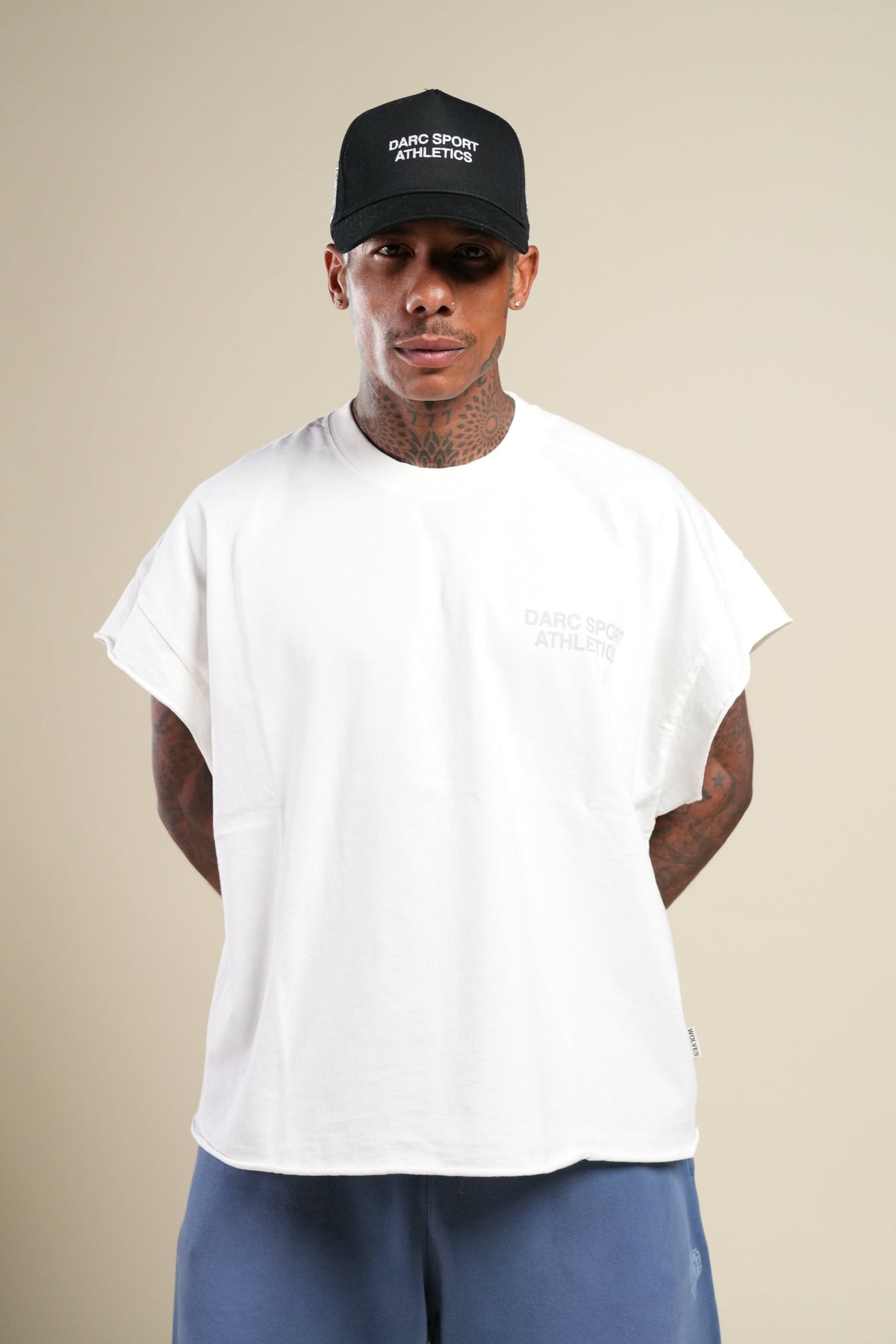 Darc Sport Athletics Grunge Cut-Off Tee in Cream — imagem principal