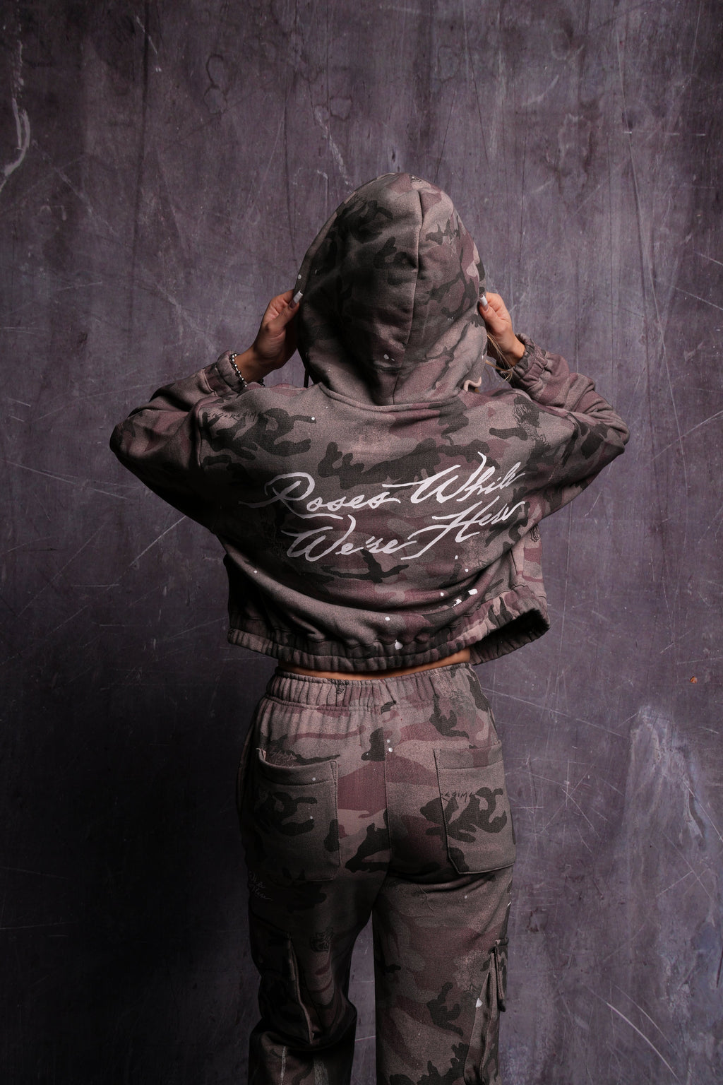 Roses While We're Here "Chambers" (Cropped) Zip Hoodie in Blooming Woodland Camo — imagem 6